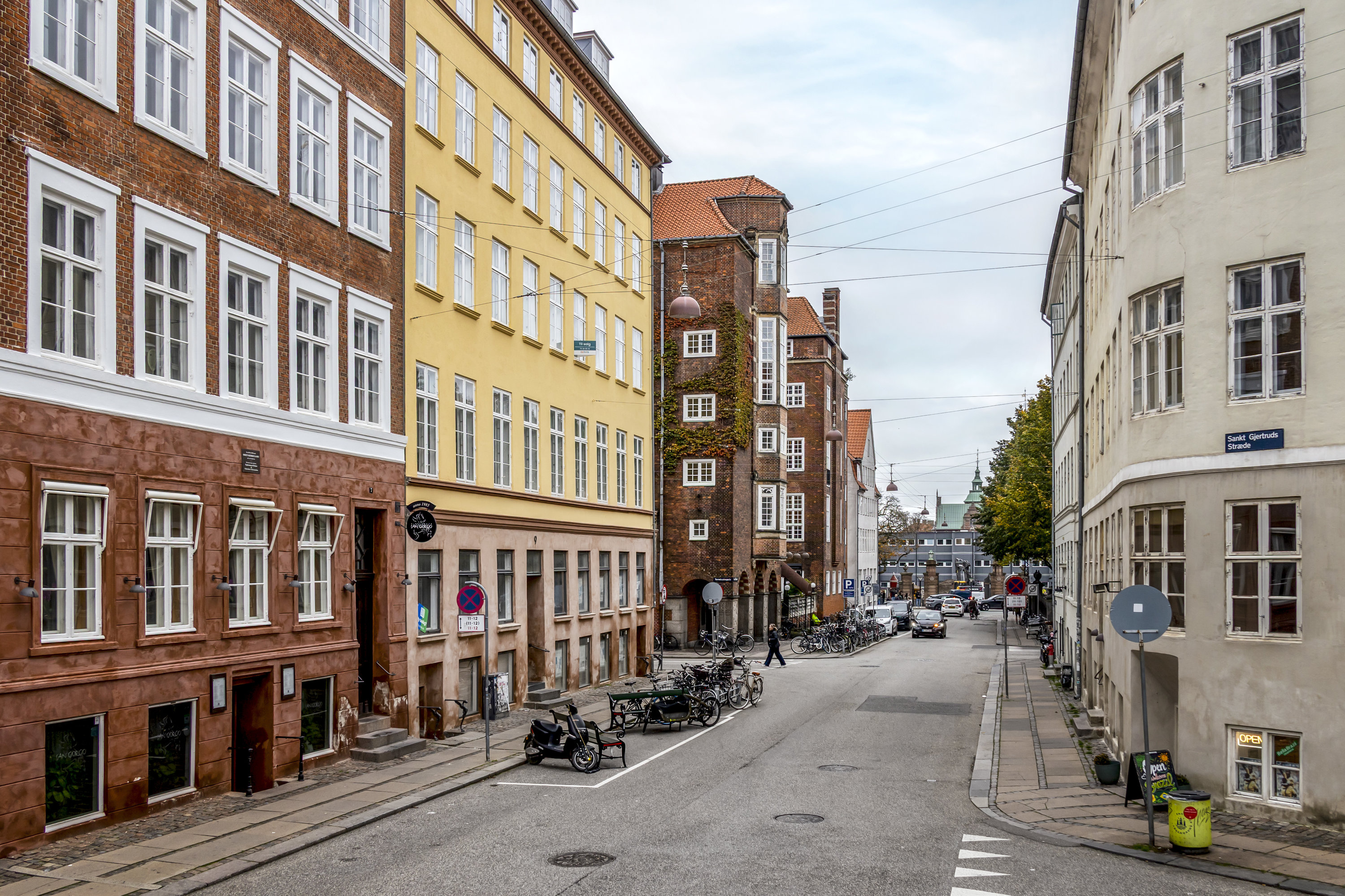 Fremhævet  billede i fuldskærmstilstand. Billede af Rosenborggade 9, st., 1130 København K