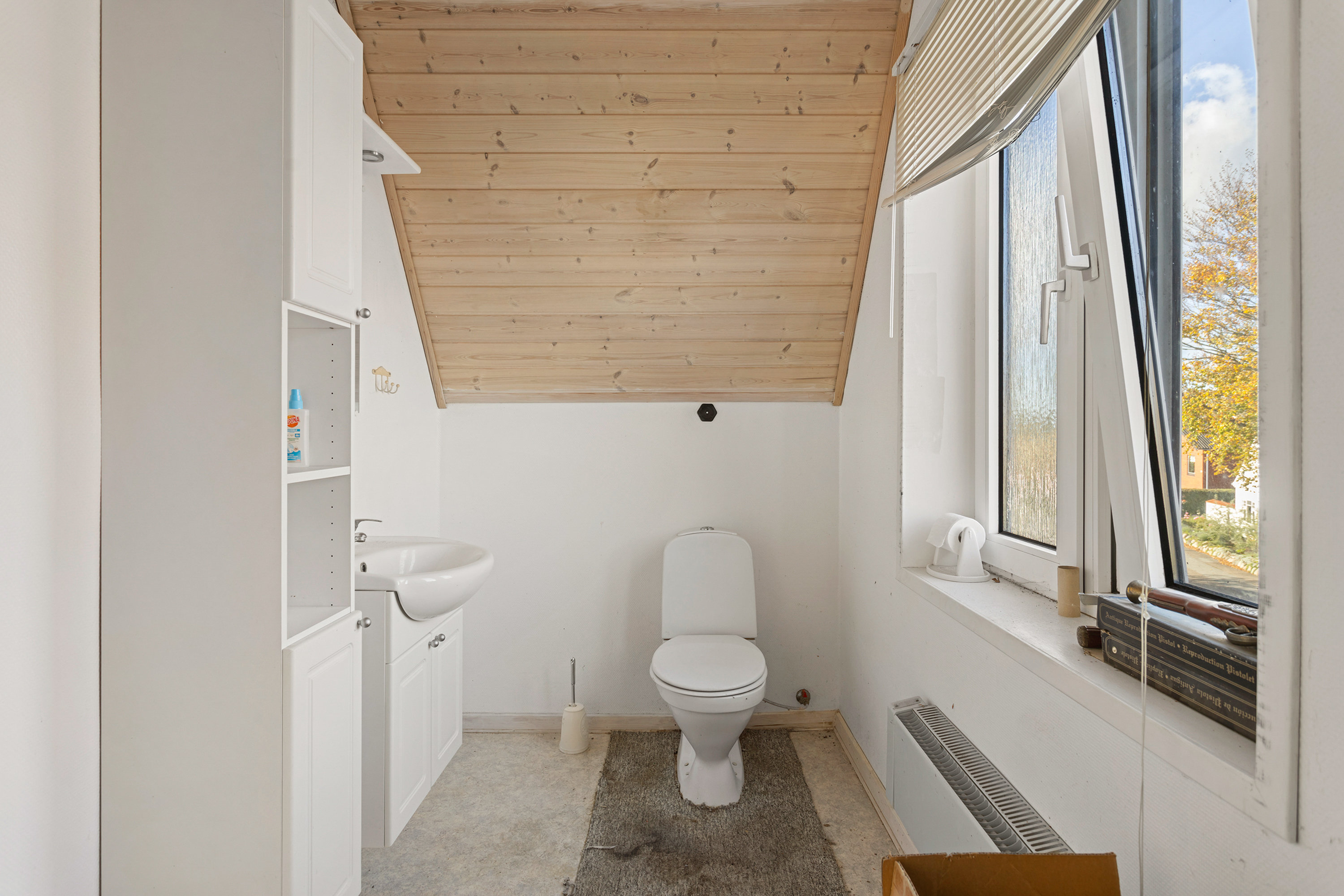 Fremhævet toilet billede i fuldskærmstilstand. Billede af Kajgårdsvej 10, 9970 Strandby