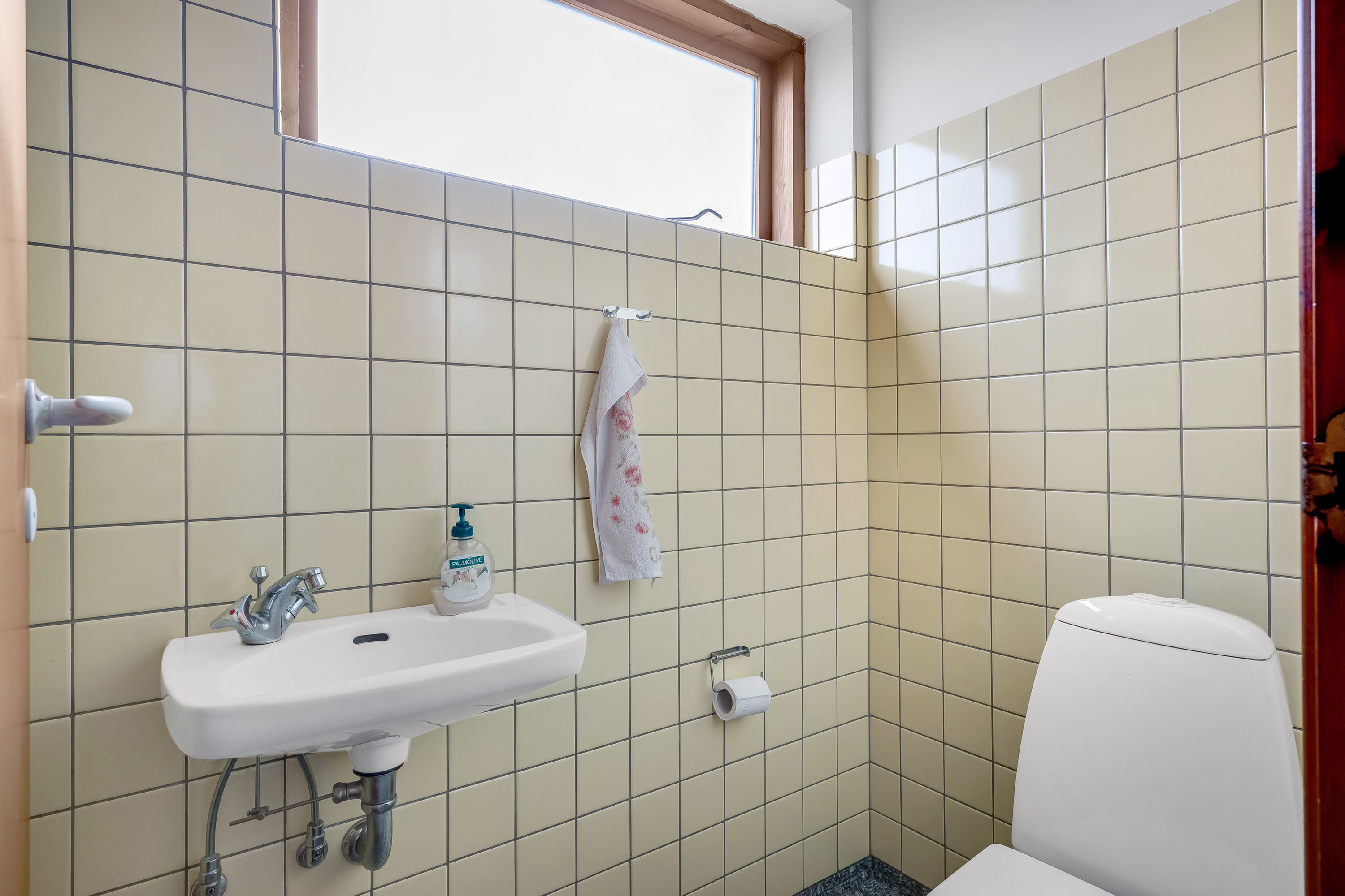Fremhævet toilet billede i fuldskærmstilstand. Billede af Lærkevej 7, 6823 Ansager