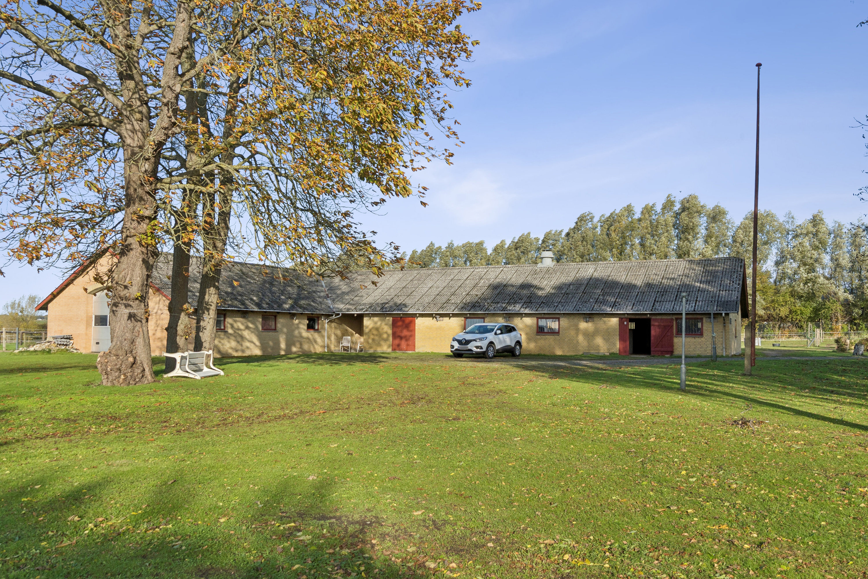 Fremhævet set fra haven billede i fuldskærmstilstand. Billede af Roligheden 16, Svallerup, 4400 Kalundborg