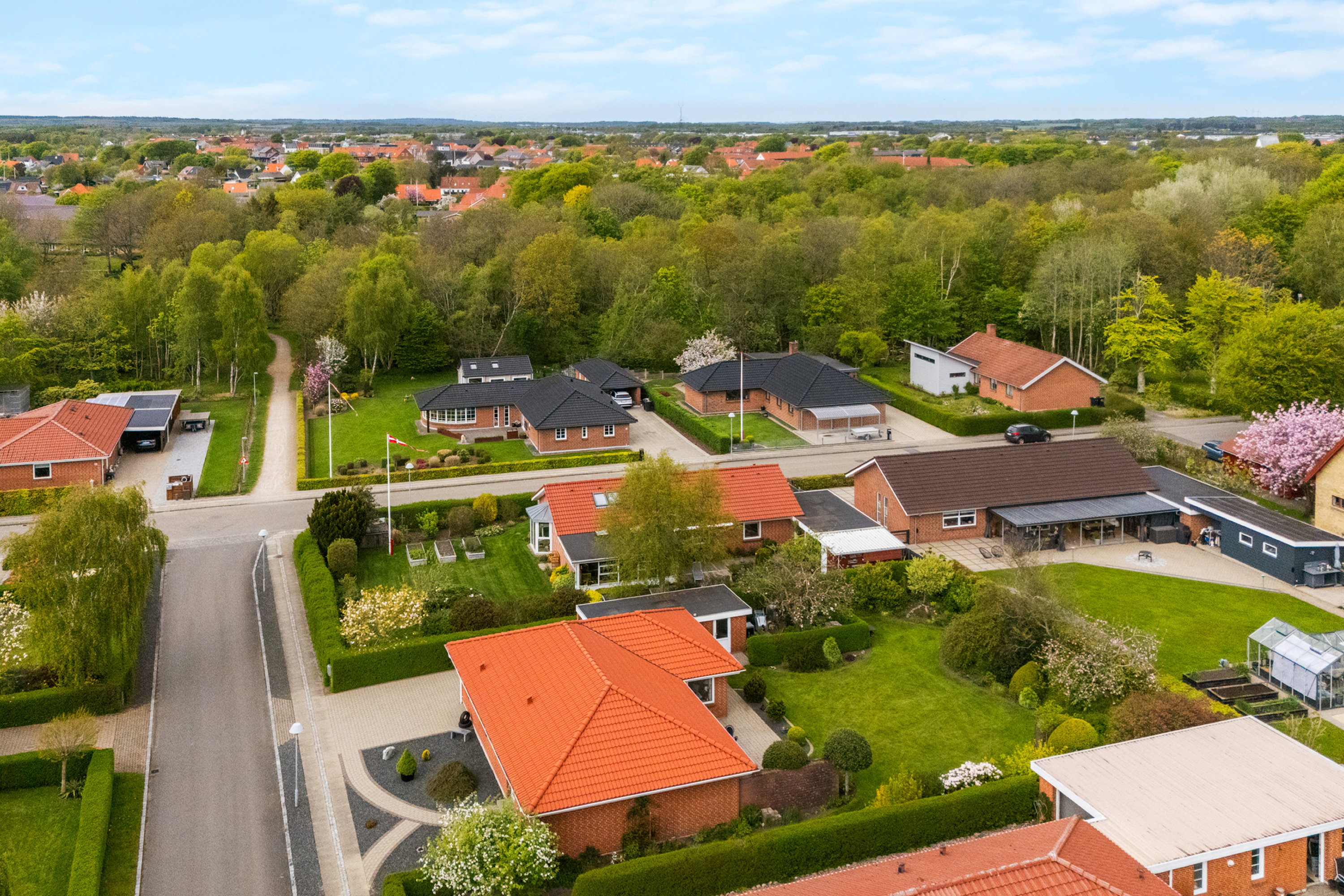 Fremhævet facade  billede i fuldskærmstilstand. Billede af Præstegårdsvej 33, 6900 Skjern