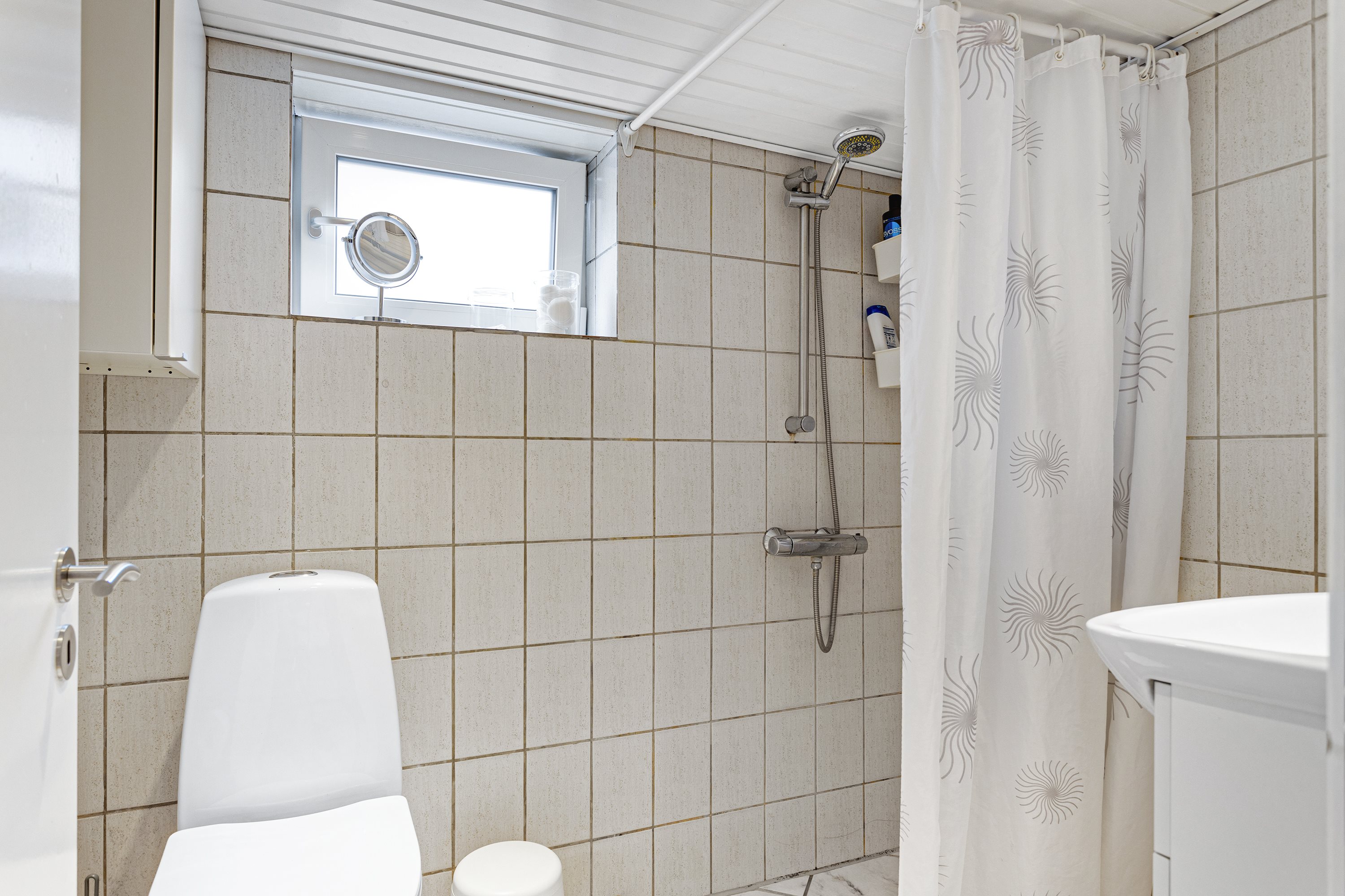 Fremhævet badeværelse billede i fuldskærmstilstand. Billede af Elmevej 52, 9900 Frederikshavn