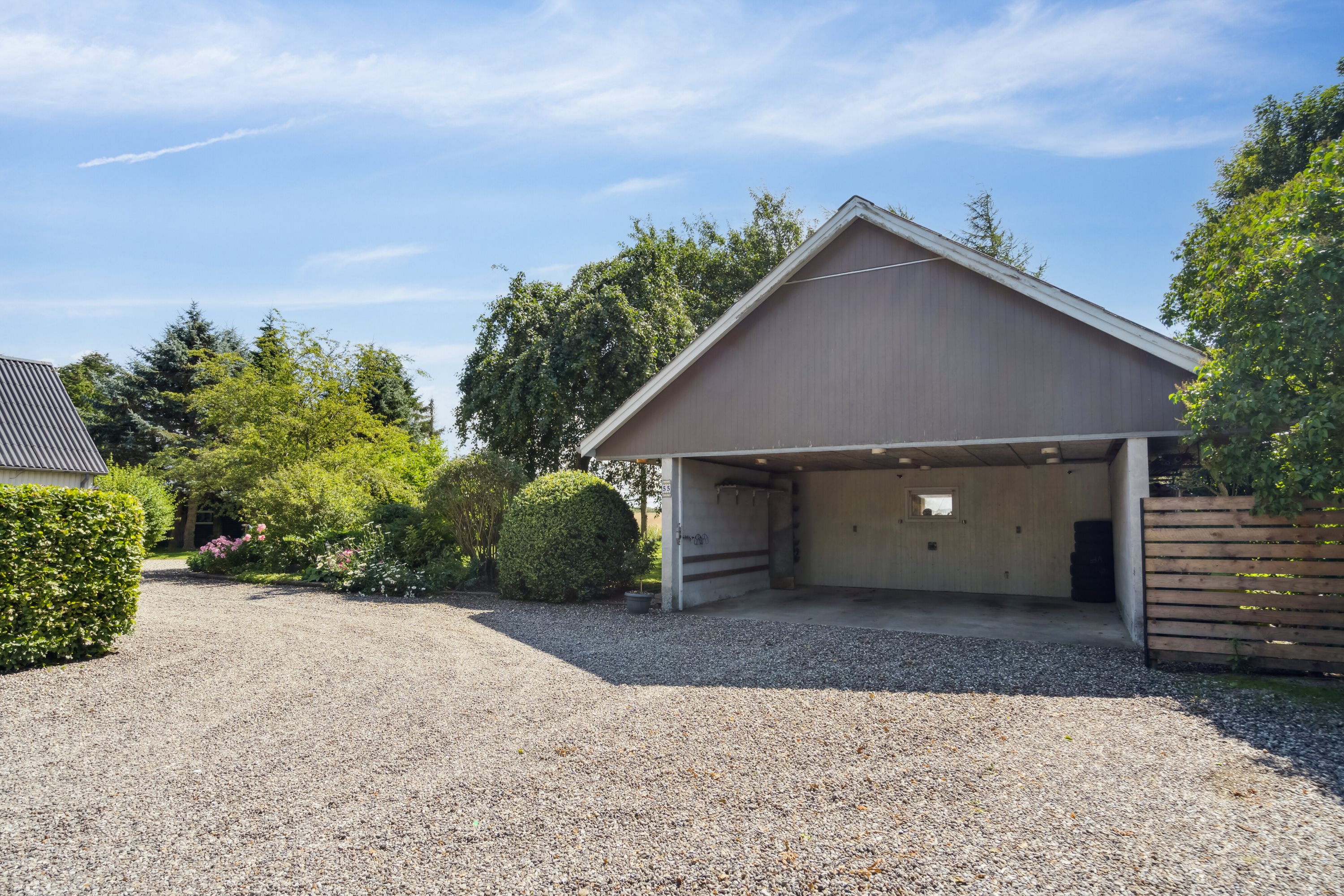 Fremhævet garage billede i fuldskærmstilstand. Billede af Hæstvej 55, 8380 Trige