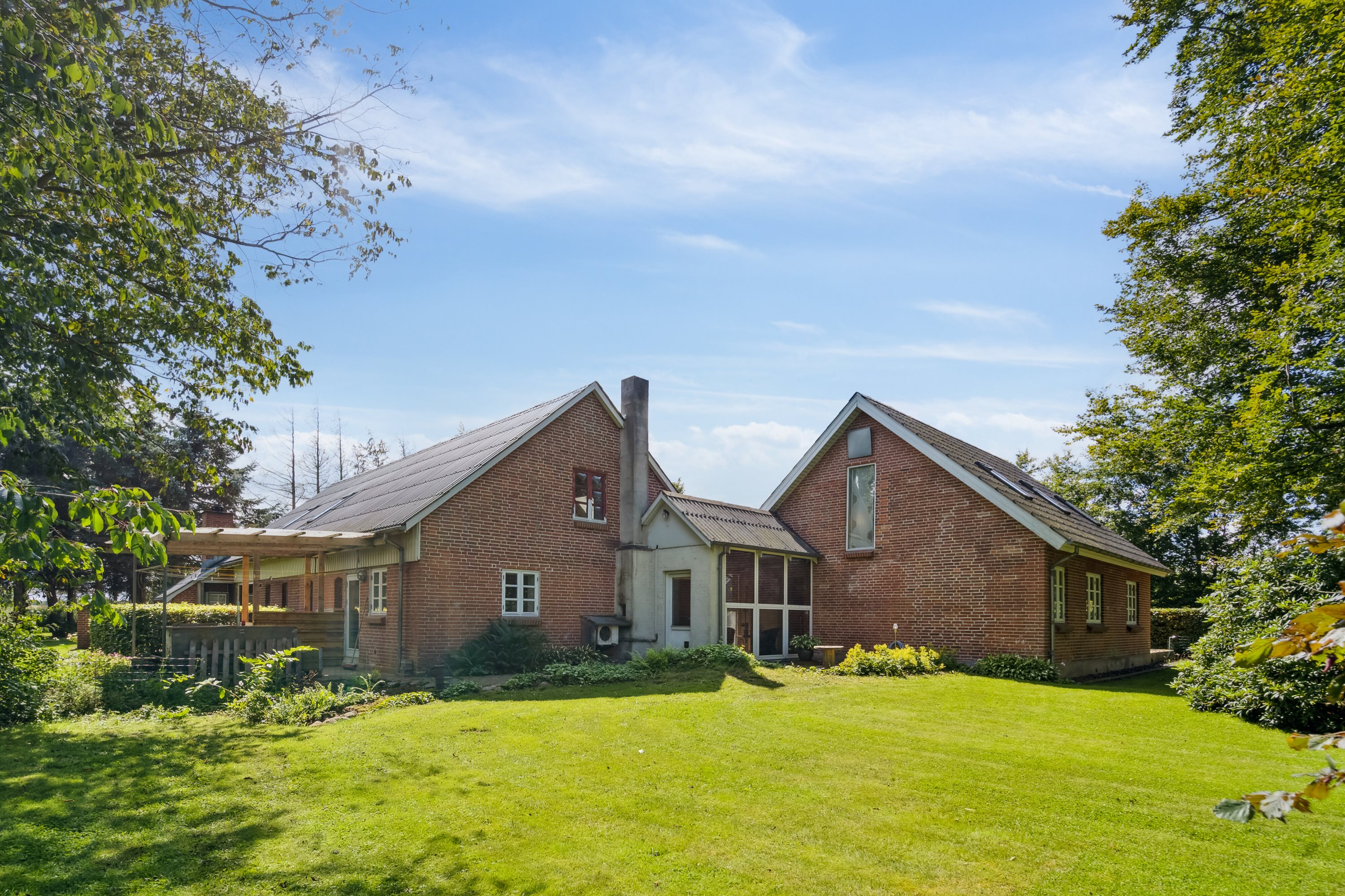 Fremhævet set fra haven billede i fuldskærmstilstand. Billede af Hæstvej 55, 8380 Trige