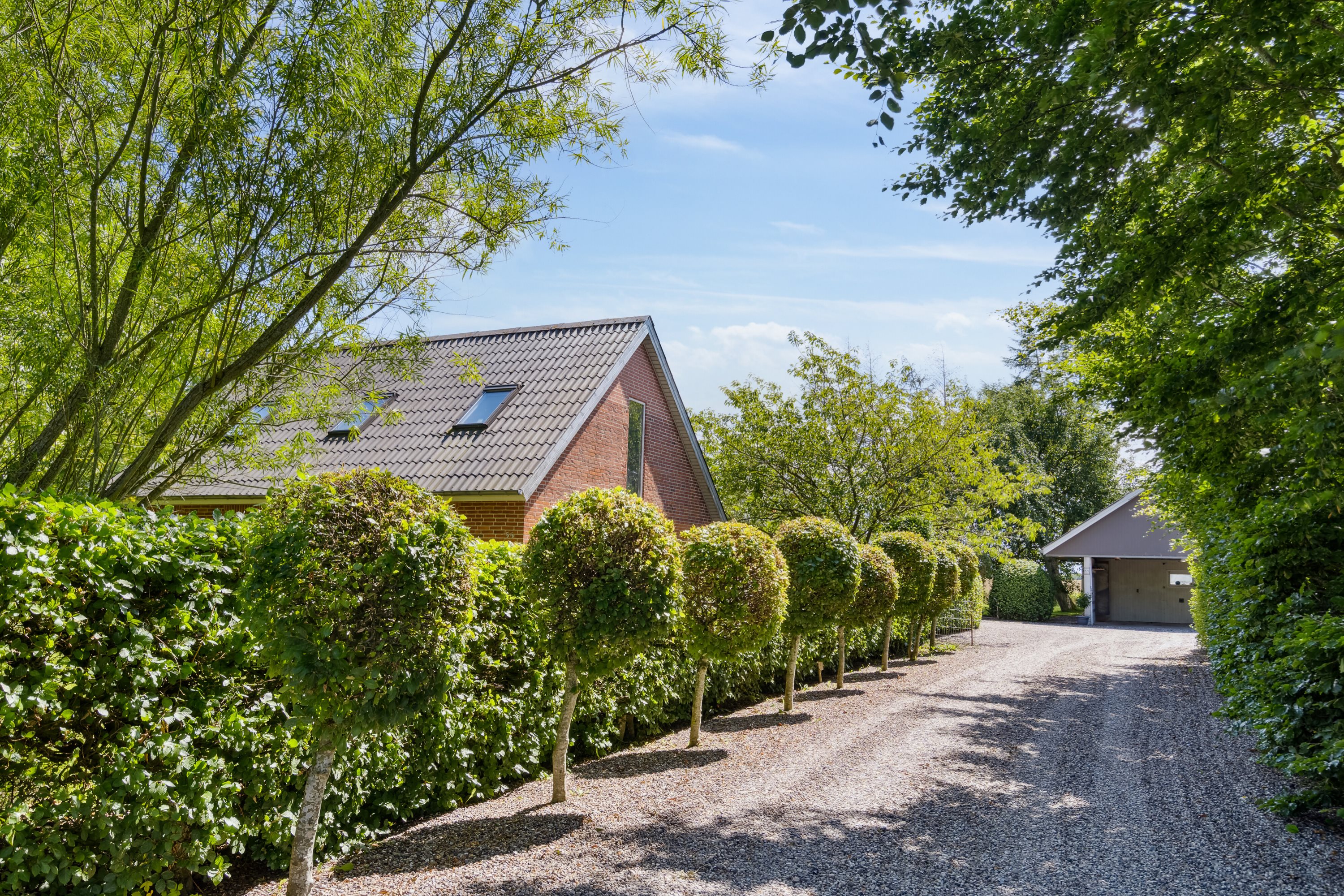 Fremhævet indkørsel billede i fuldskærmstilstand. Billede af Hæstvej 55, 8380 Trige