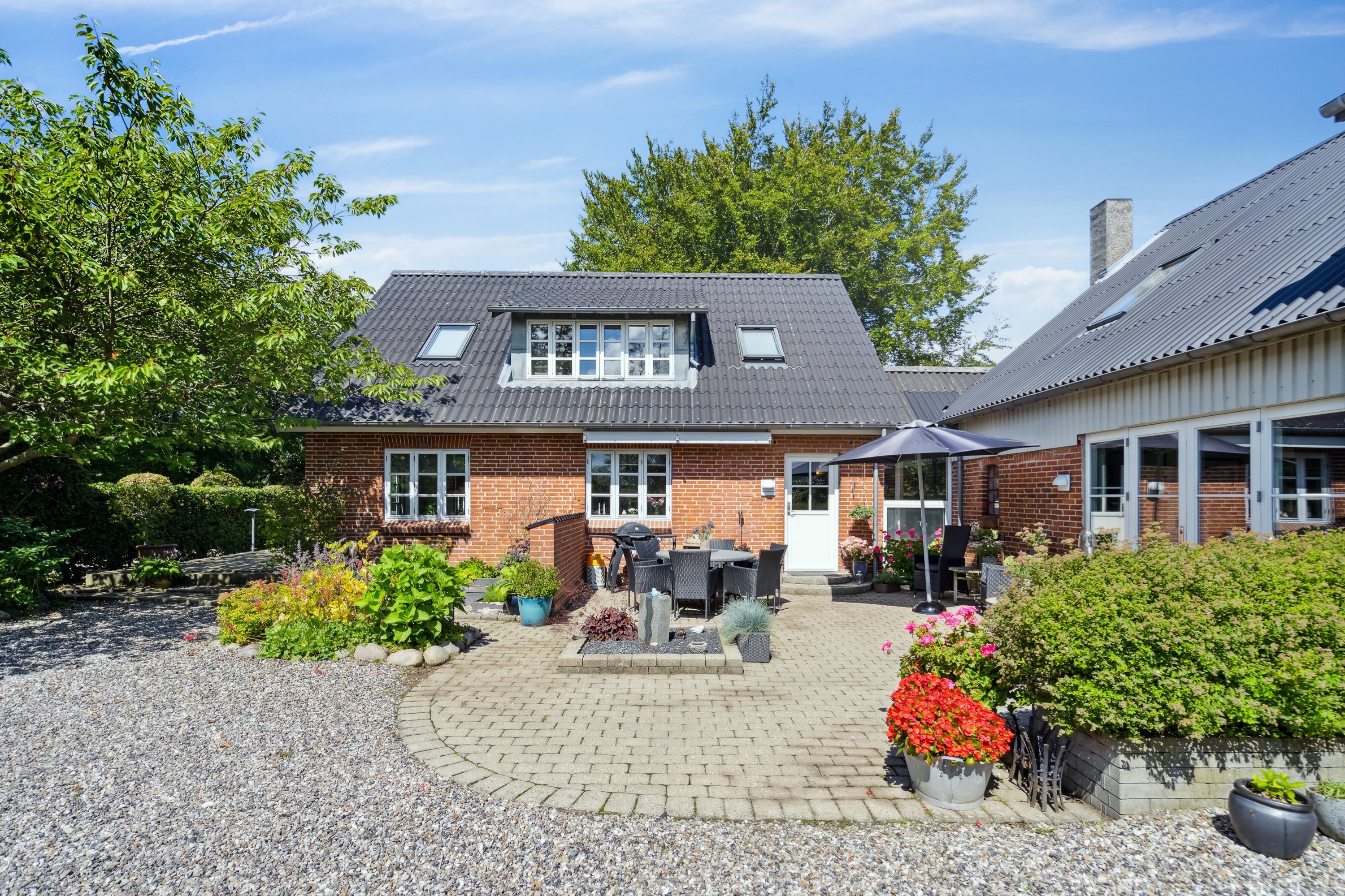 Fremhævet facade billede i fuldskærmstilstand. Billede af Hæstvej 55, 8380 Trige