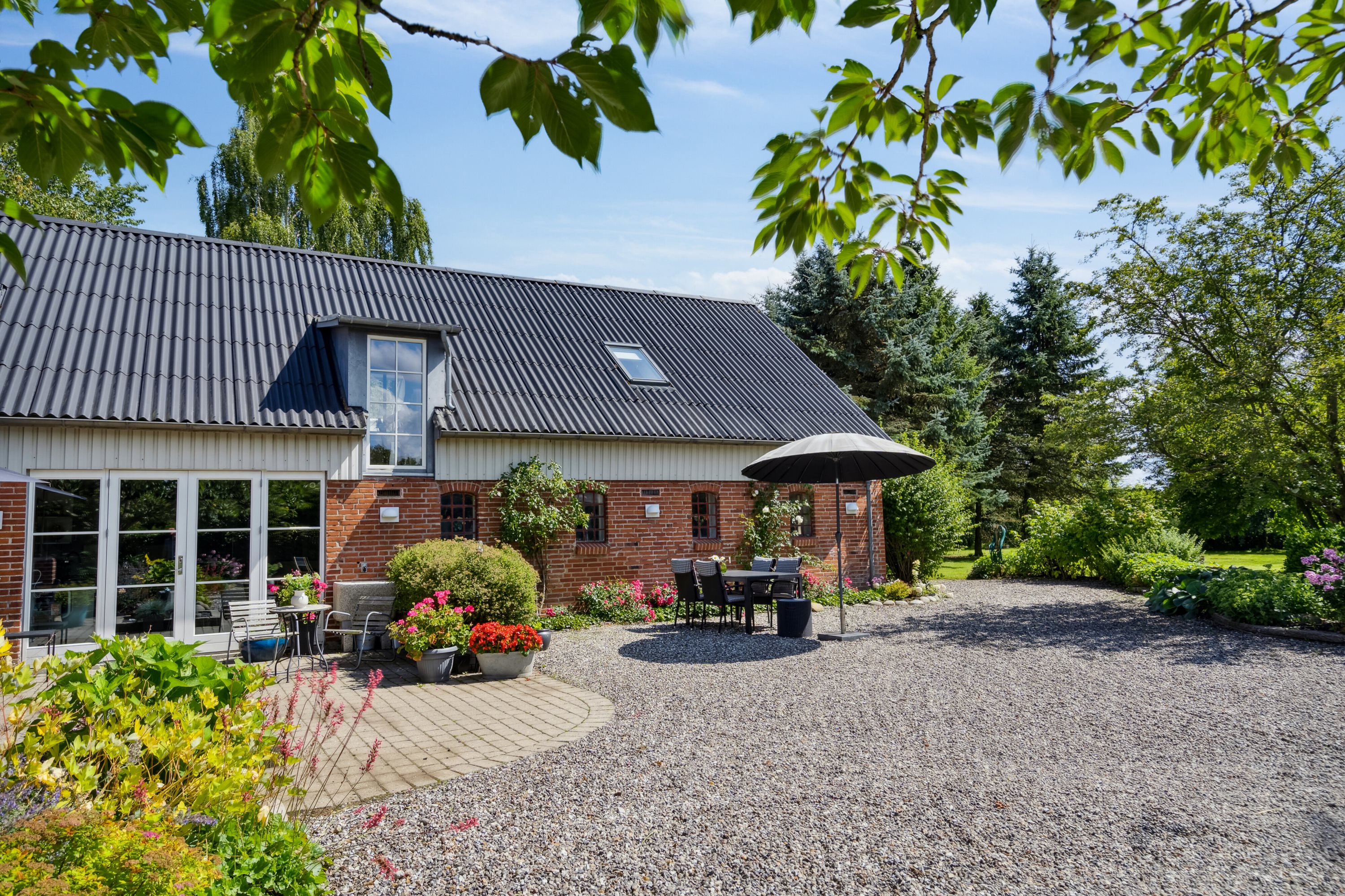 Fremhævet facade billede i fuldskærmstilstand. Billede af Hæstvej 55, 8380 Trige