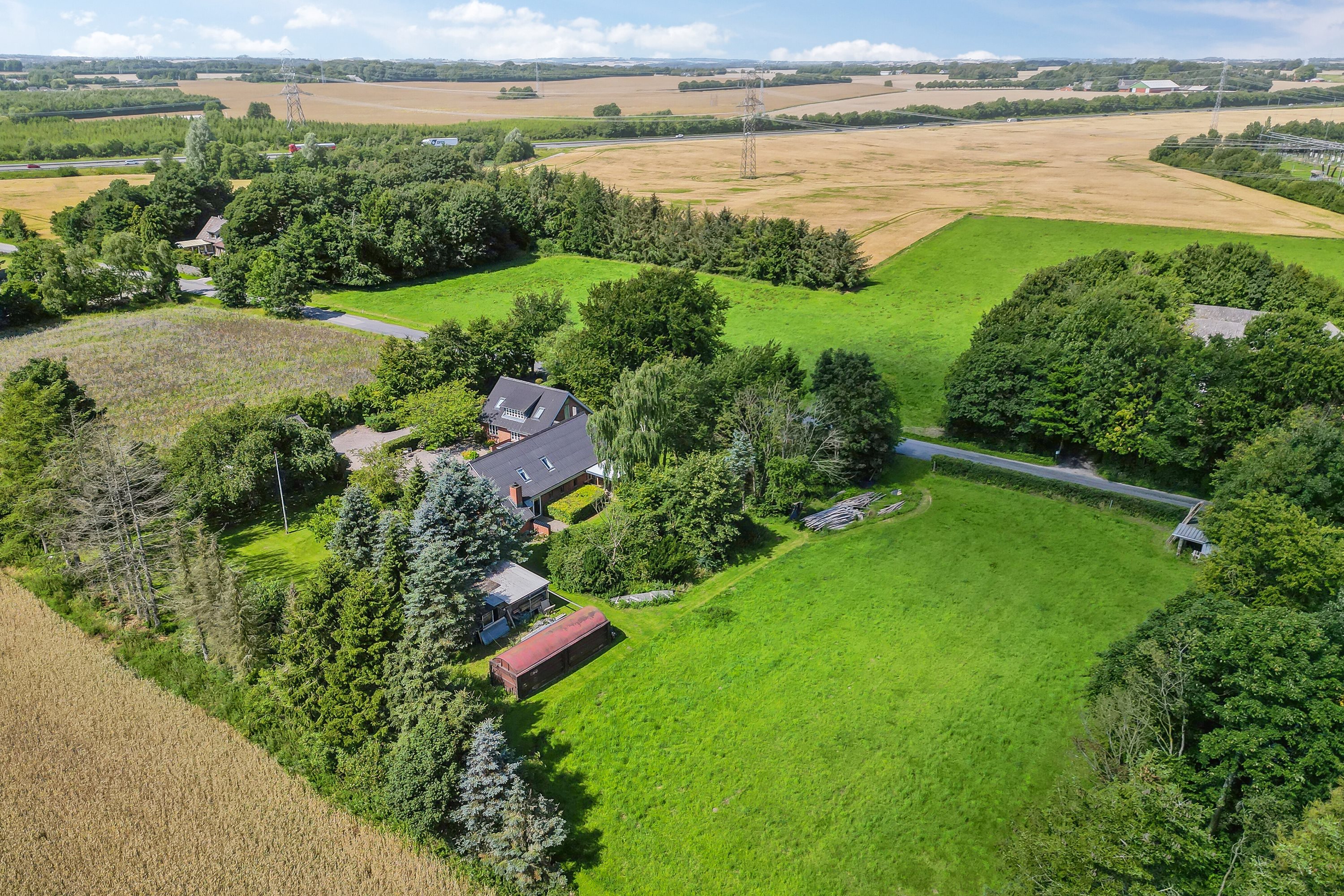 Fremhævet luftfoto billede i fuldskærmstilstand. Billede af Hæstvej 55, 8380 Trige