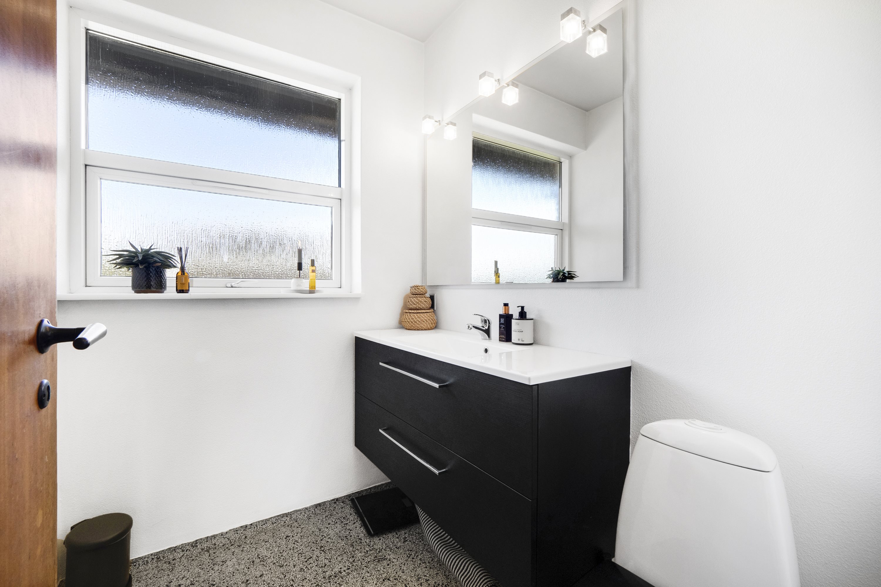 Fremhævet toilet billede i fuldskærmstilstand. Billede af Præstbrovej 355, Øster Jølby, 7950 Erslev