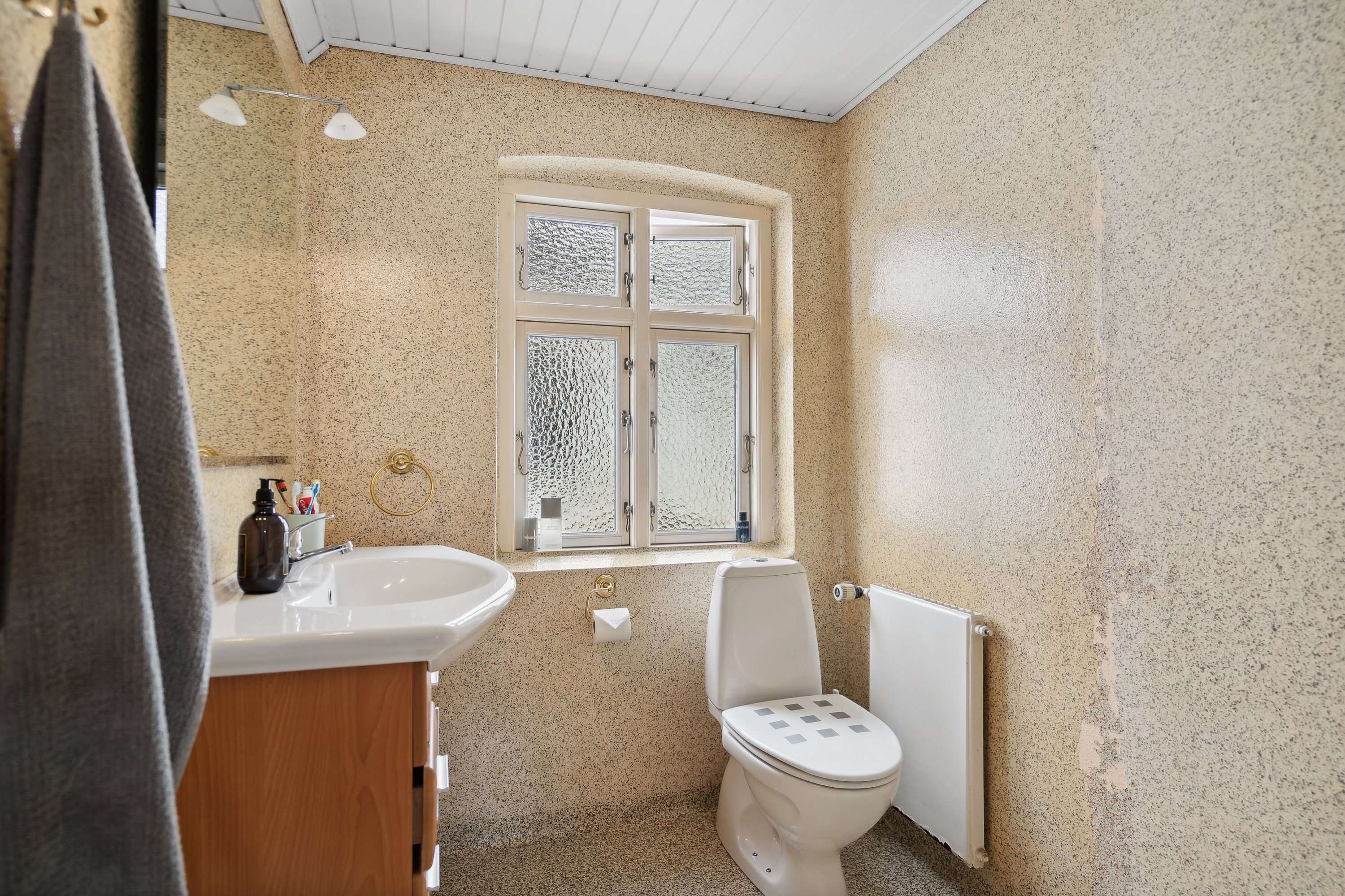 Fremhævet toilet billede i fuldskærmstilstand. Billede af Søndervej 12, Brobyværk, 5672 Broby