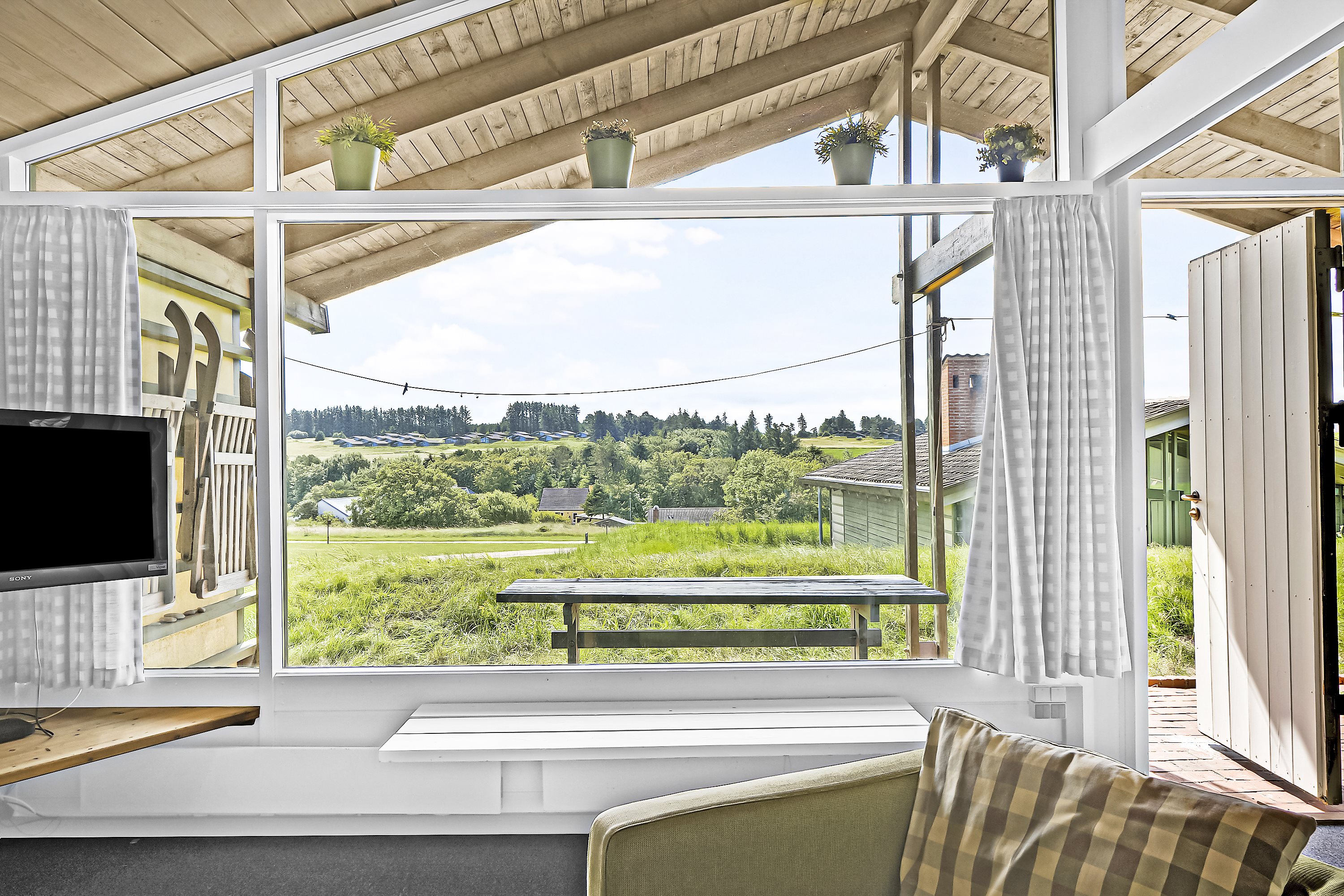 Fremhævet stue billede i fuldskærmstilstand. Billede af Solskinsvej 62, Vigsø, 7730 Hanstholm