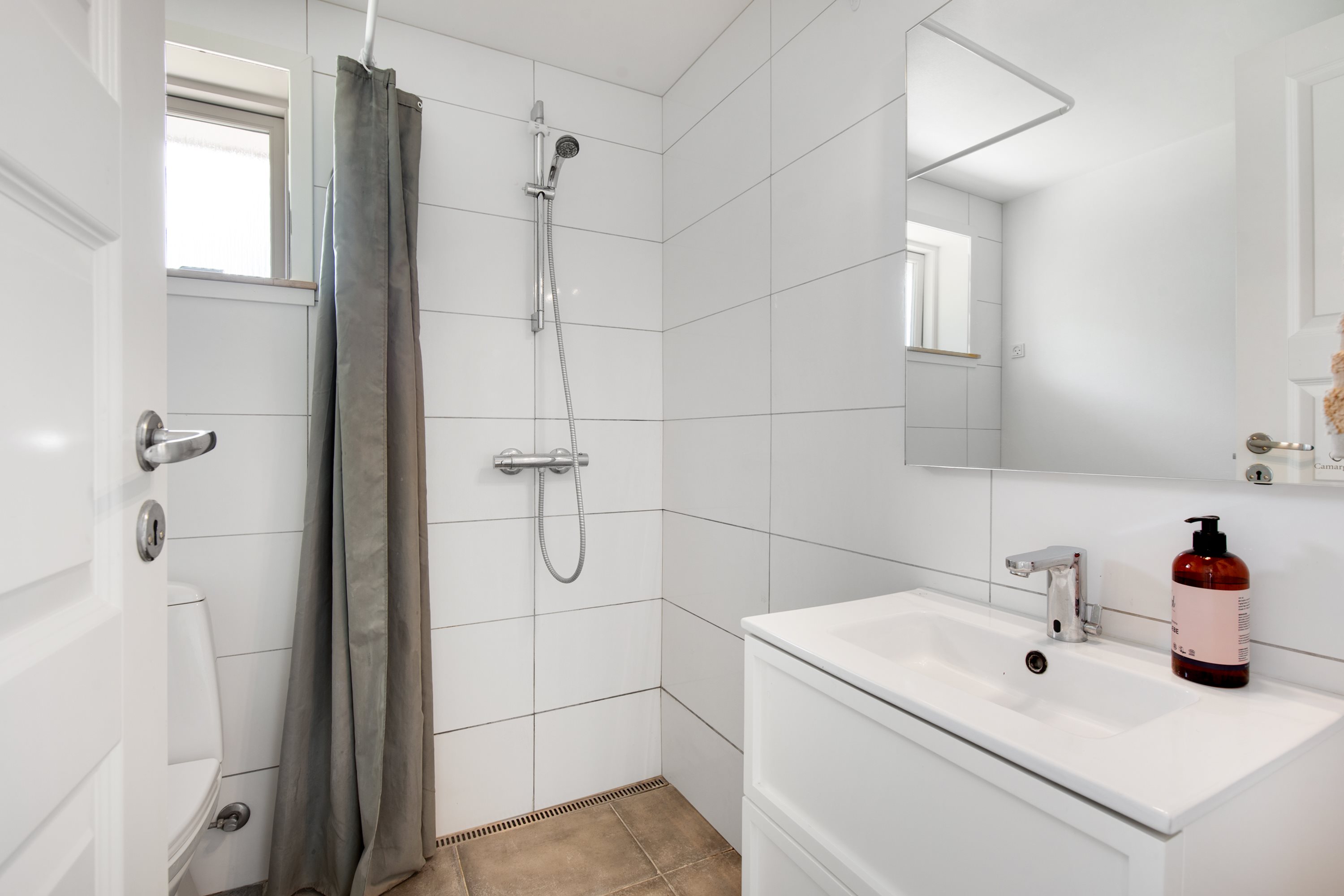 Fremhævet badeværelse billede i fuldskærmstilstand. Billede af Hf. Bachersminde 56, 2791 Dragør