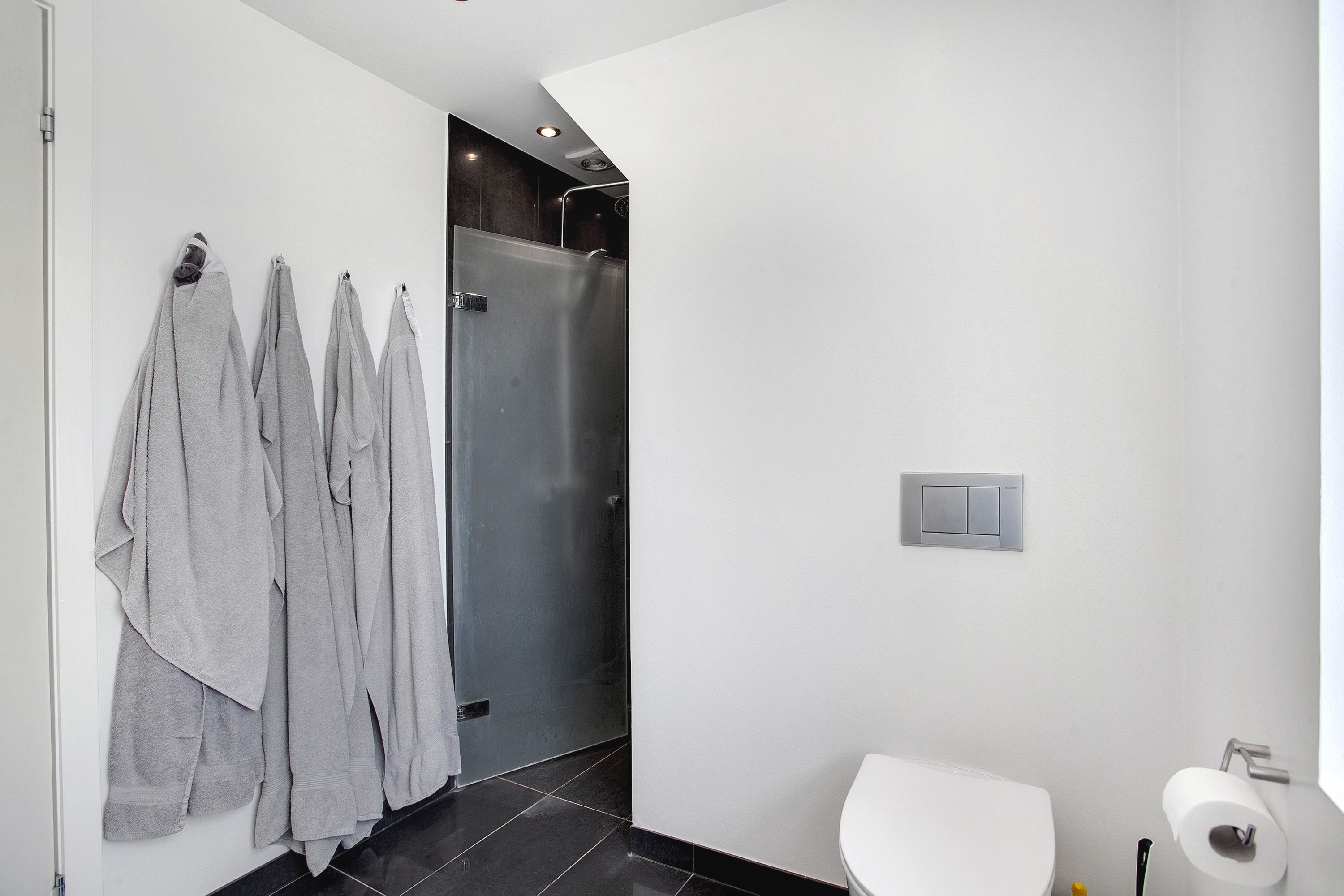 Fremhævet badeværelse billede i fuldskærmstilstand. Billede af Frihedsvej 6, 9900 Frederikshavn