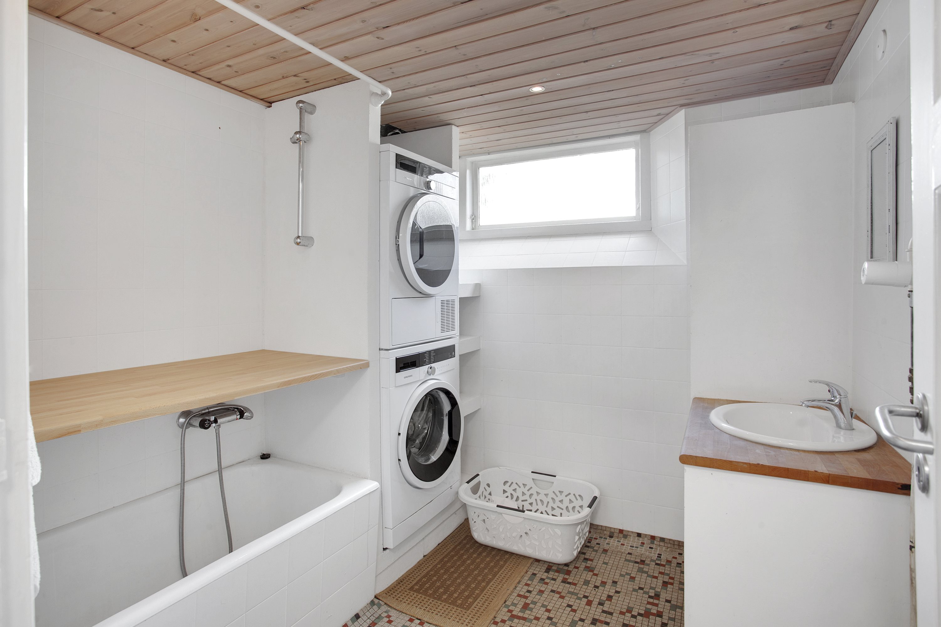 Fremhævet badeværelse billede i fuldskærmstilstand. Billede af Frihedsvej 6, 9900 Frederikshavn