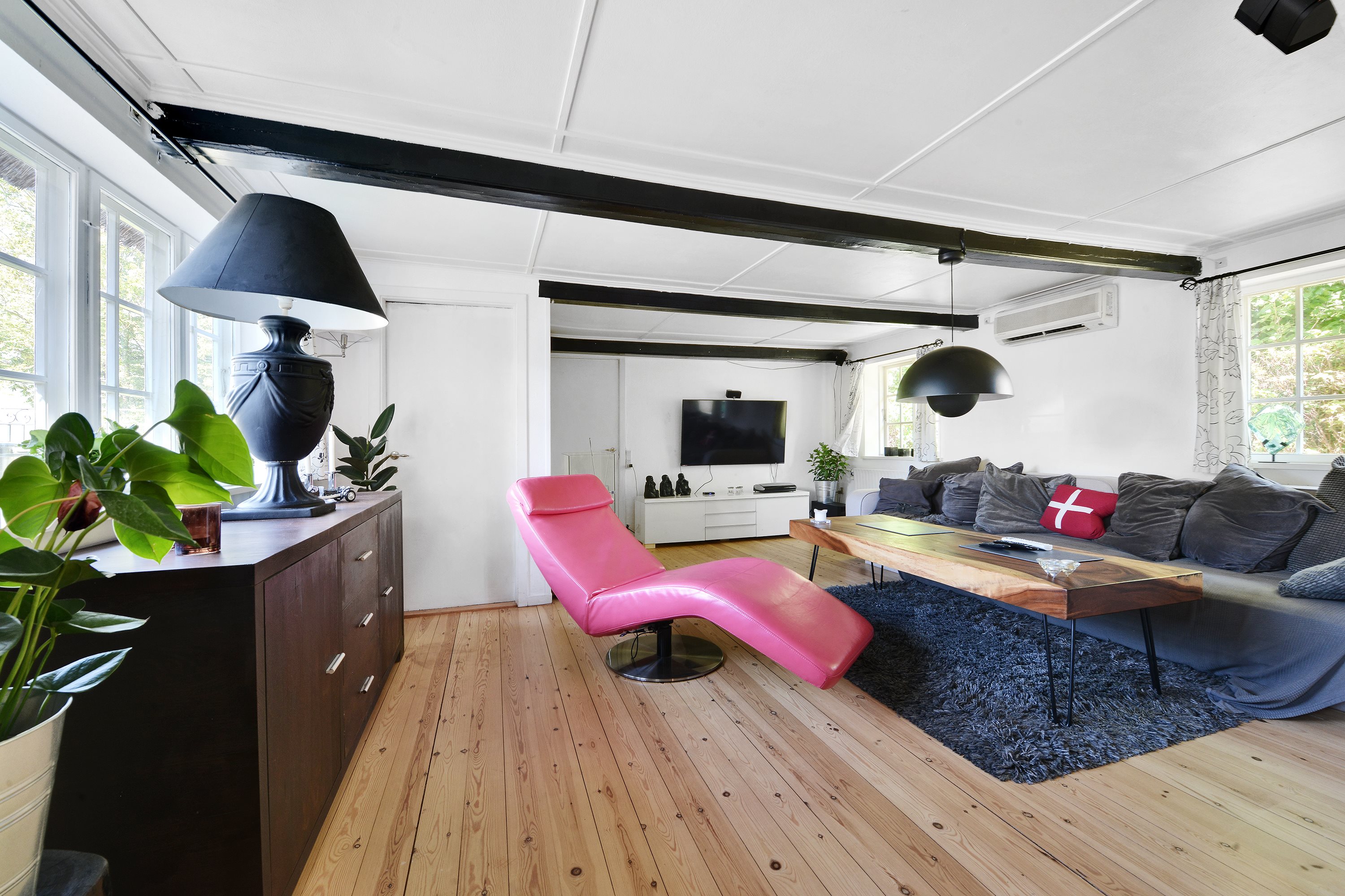 Fremhævet stue billede i fuldskærmstilstand. Billede af Hundige Bygade 43, 2670 Greve