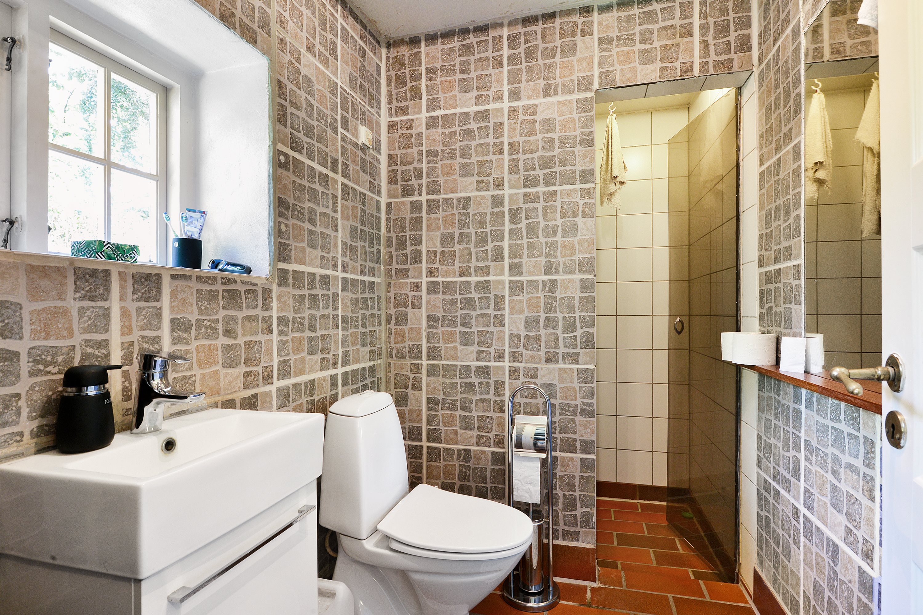 Fremhævet badeværelse billede i fuldskærmstilstand. Billede af Hundige Bygade 43, 2670 Greve