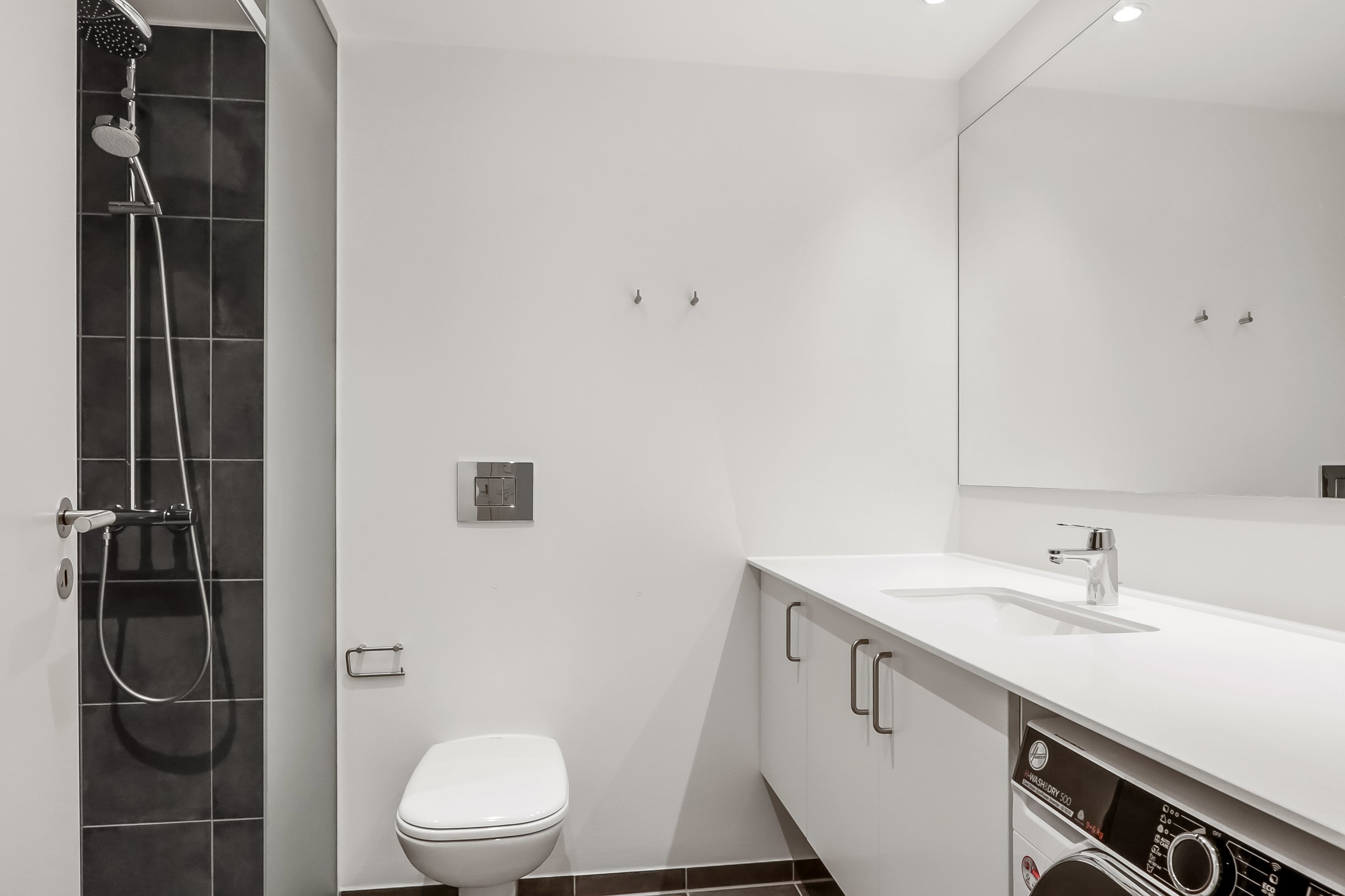 Fremhævet badeværelse billede i fuldskærmstilstand. Billede af Tekstilgangen 32, 1. 4., 5000 Odense C