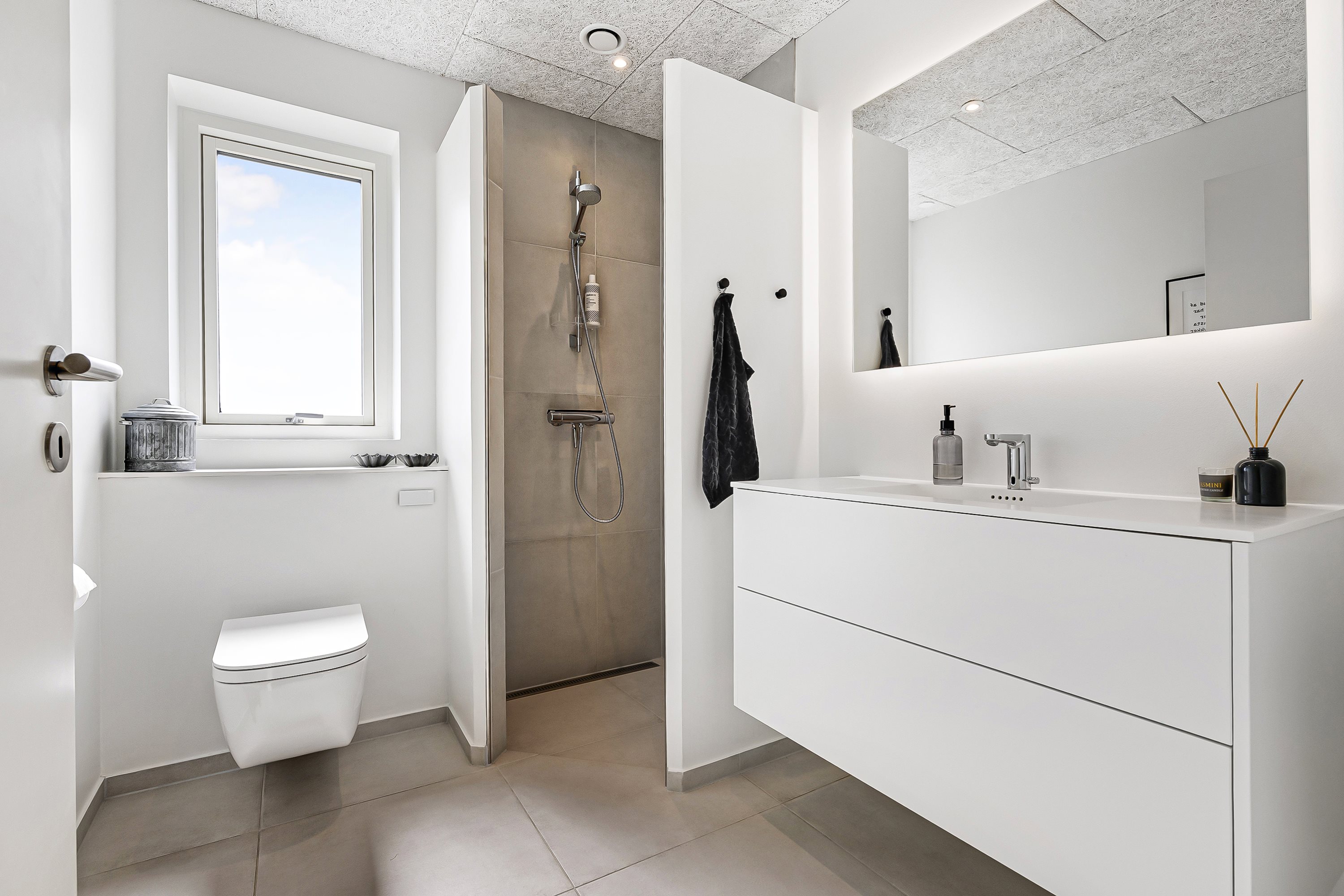 Fremhævet badeværelse billede i fuldskærmstilstand. Billede af Solskins Alle 14, 9440 Aabybro