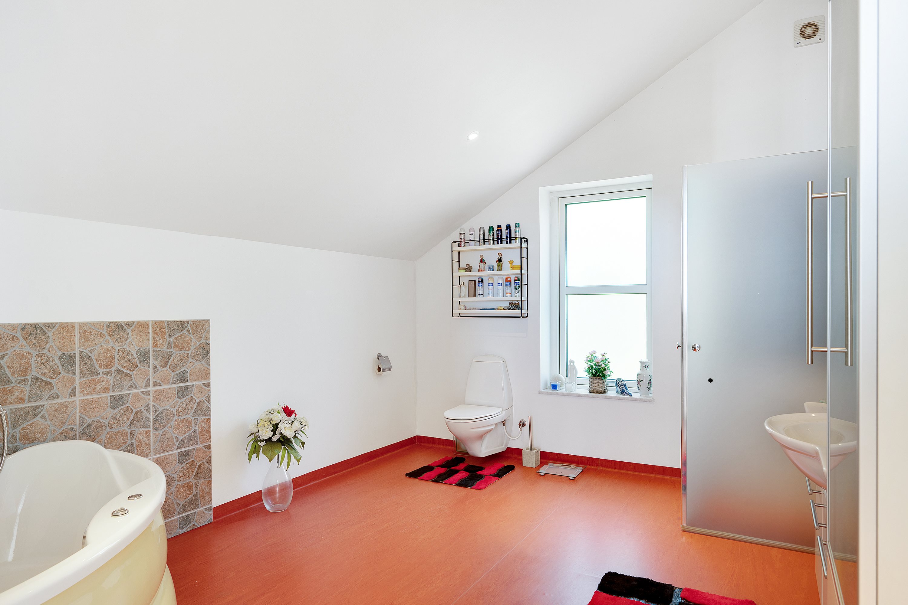Fremhævet badeværelse billede i fuldskærmstilstand. Billede af Søskrænten 29, Vibæk Strand, 8400 Ebeltoft