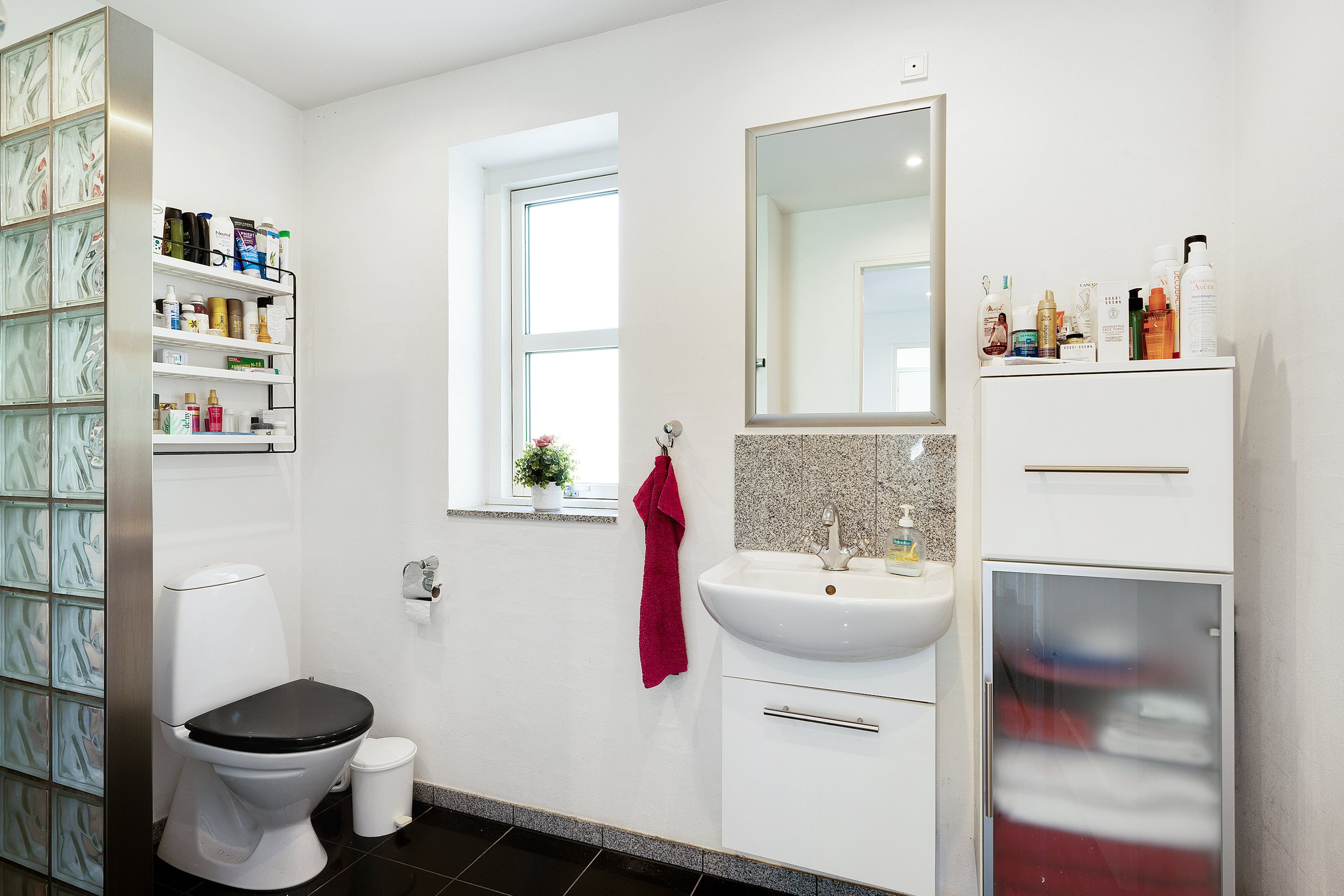 Fremhævet badeværelse billede i fuldskærmstilstand. Billede af Søskrænten 29, Vibæk Strand, 8400 Ebeltoft