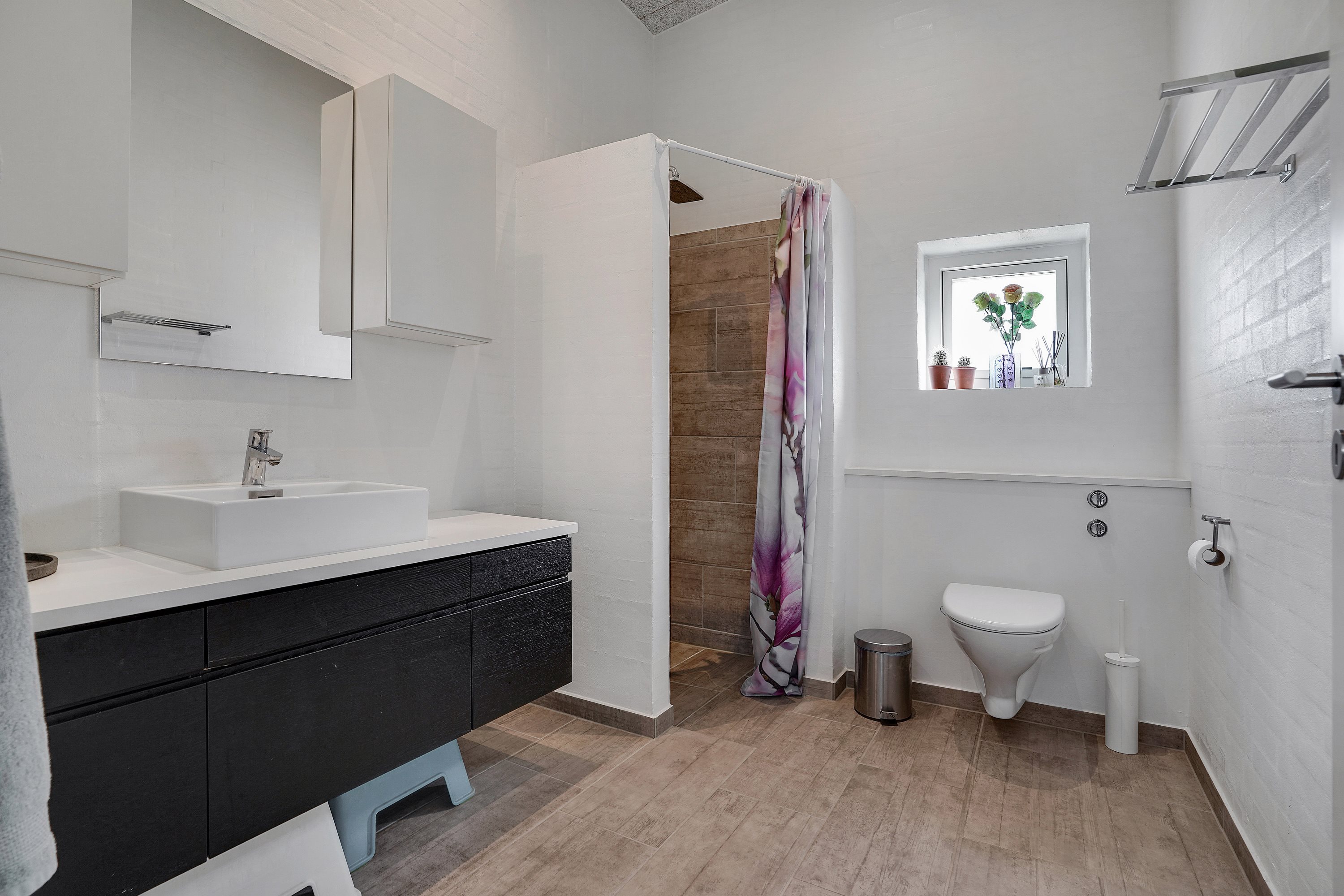 Fremhævet badeværelse billede i fuldskærmstilstand. Billede af Østervænget 20, 7300 Jelling