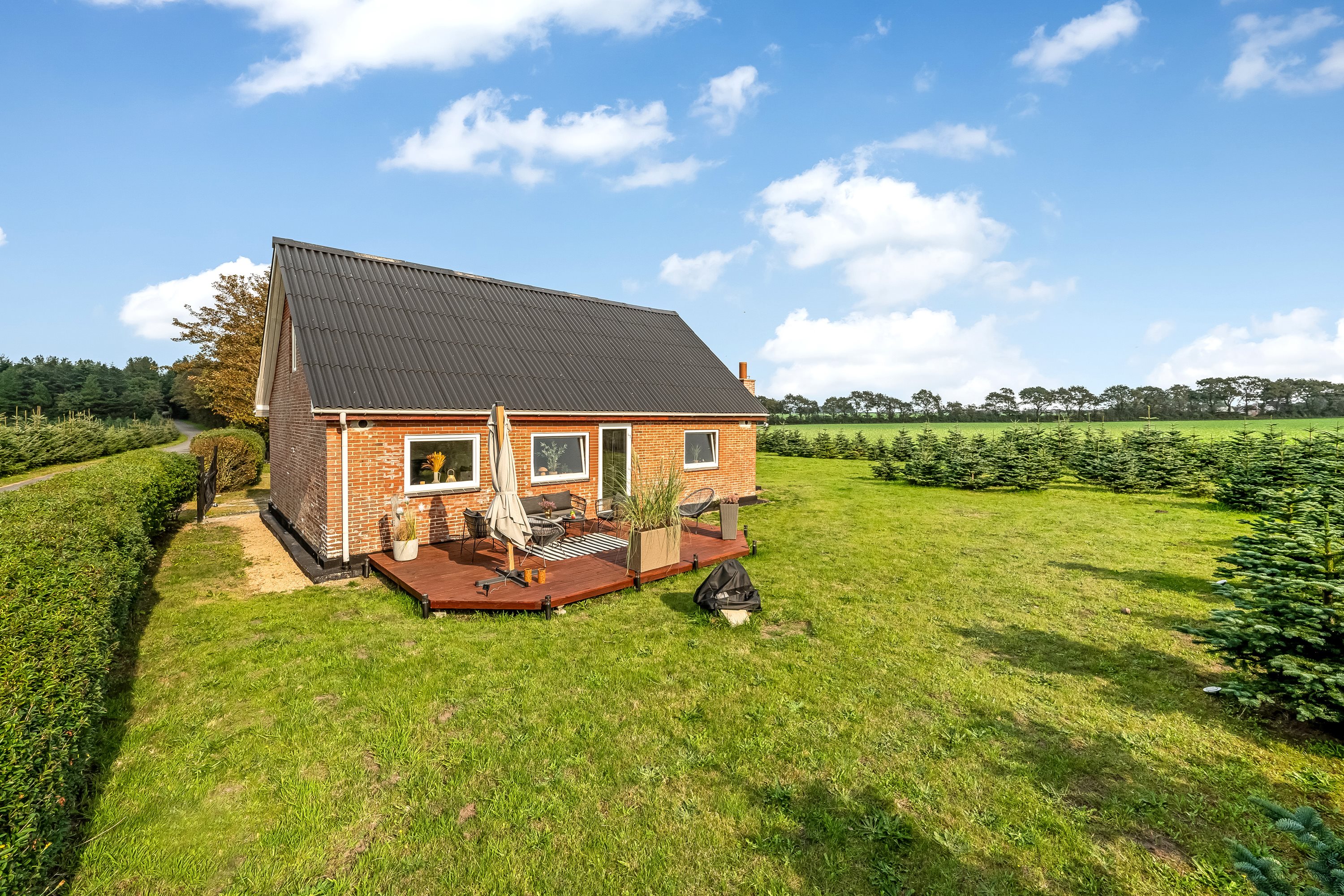 Fremhævet facade billede i fuldskærmstilstand. Billede af Birkelundvej 1, Vorgod Ø, 6920 Videbæk