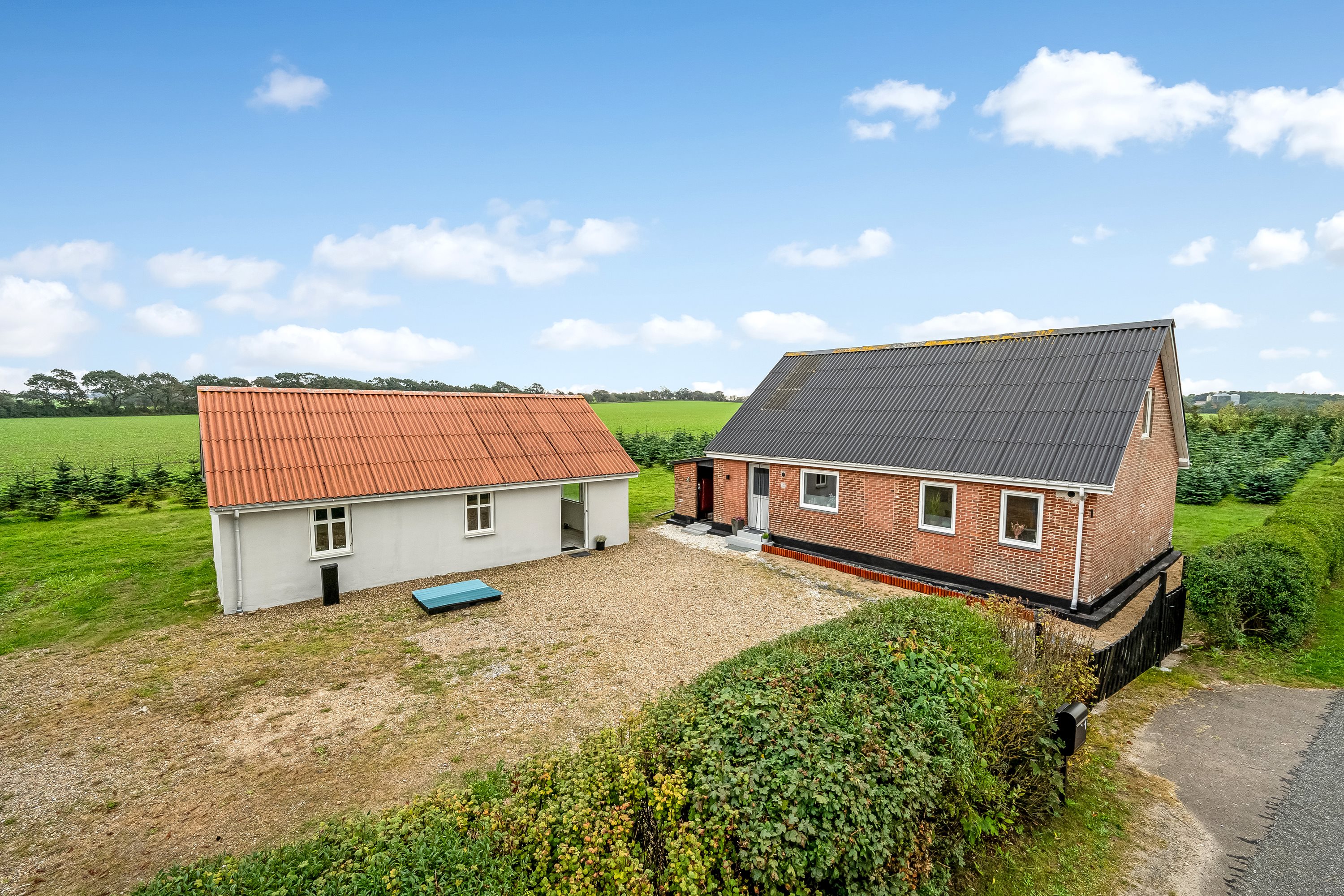 Fremhævet facade billede i fuldskærmstilstand. Billede af Birkelundvej 1, Vorgod Ø, 6920 Videbæk