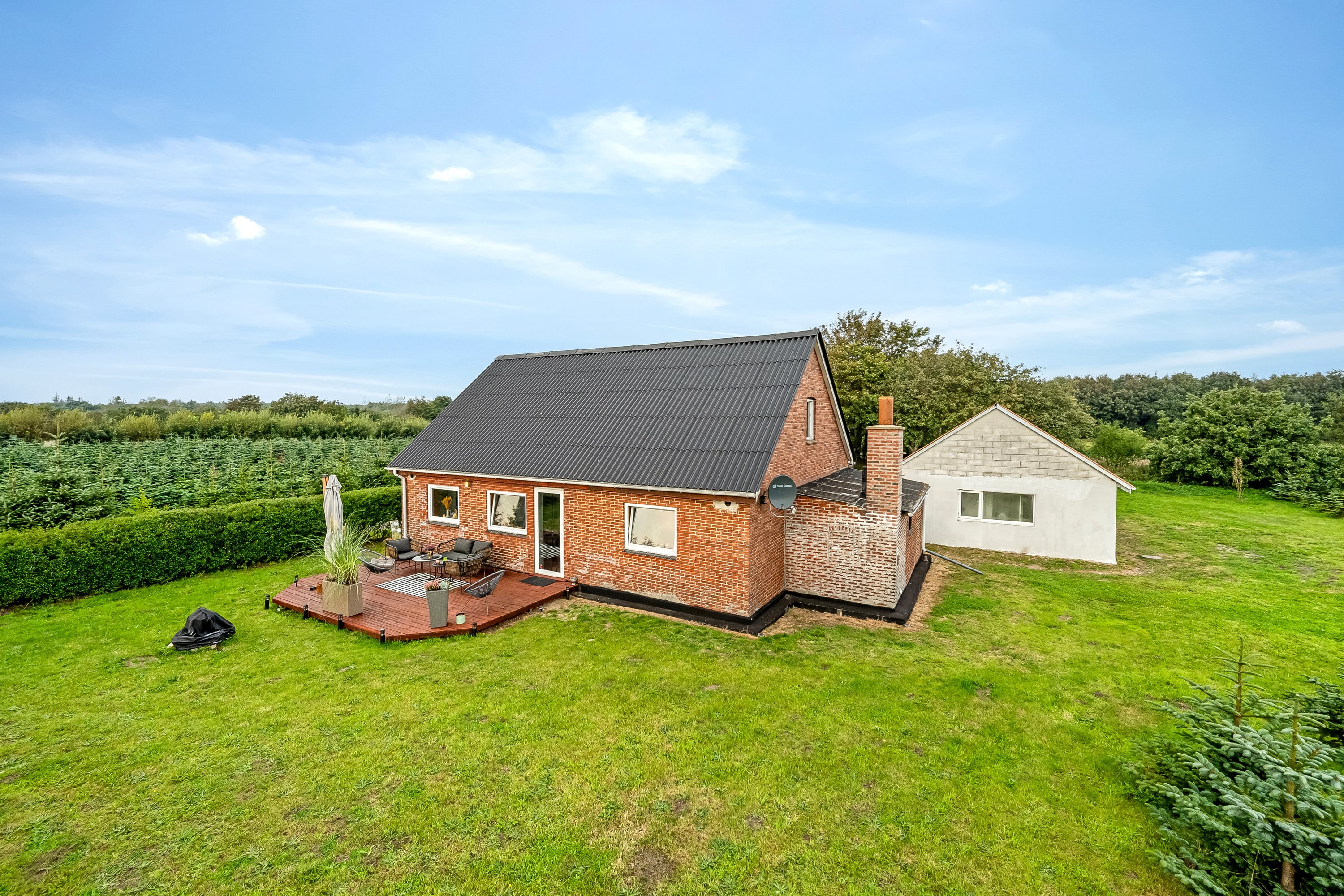 Fremhævet facade billede i fuldskærmstilstand. Billede af Birkelundvej 1, Vorgod Ø, 6920 Videbæk