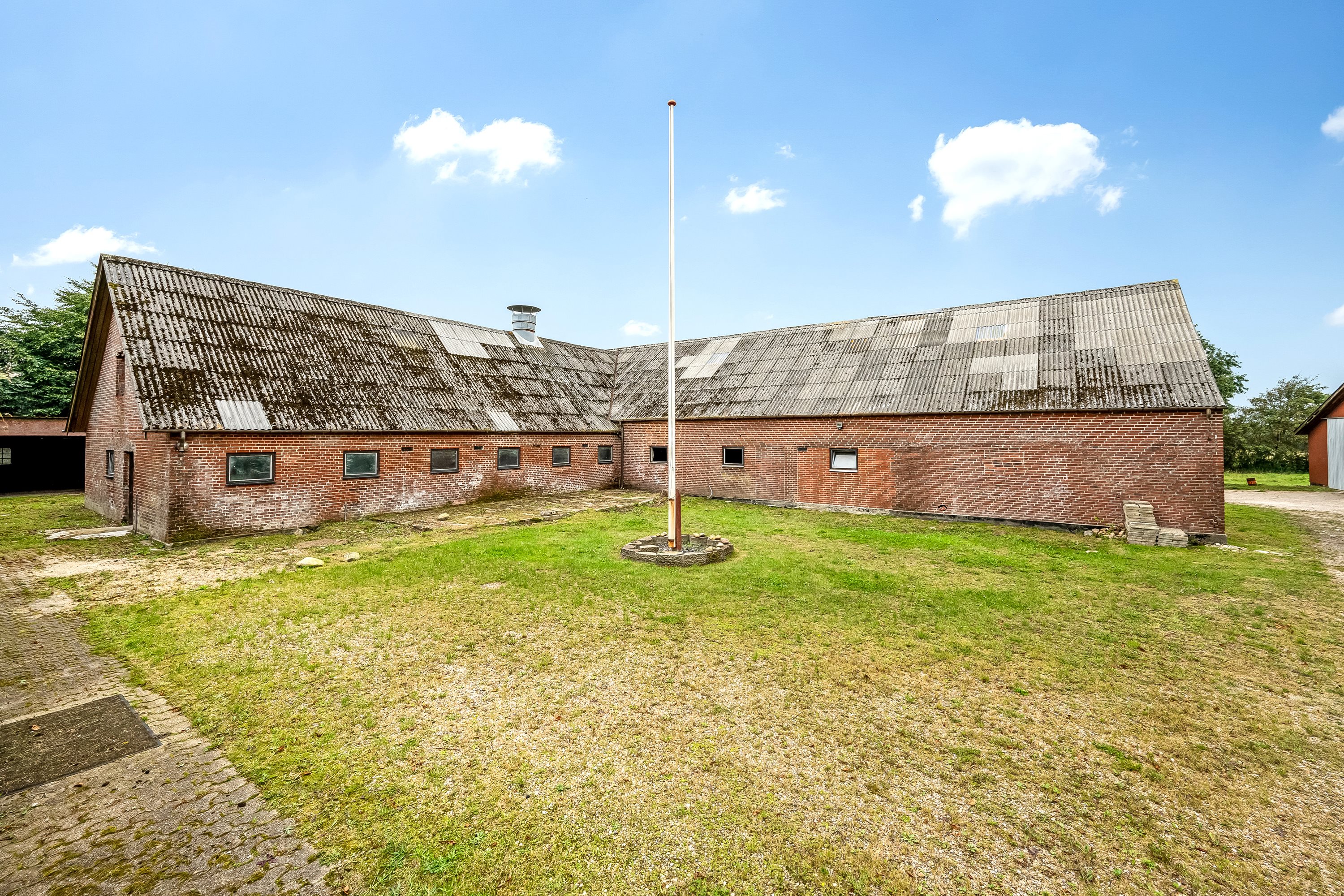 Fremhævet facade billede i fuldskærmstilstand. Billede af Birkelundvej 2, Vorgod Ø, 6920 Videbæk