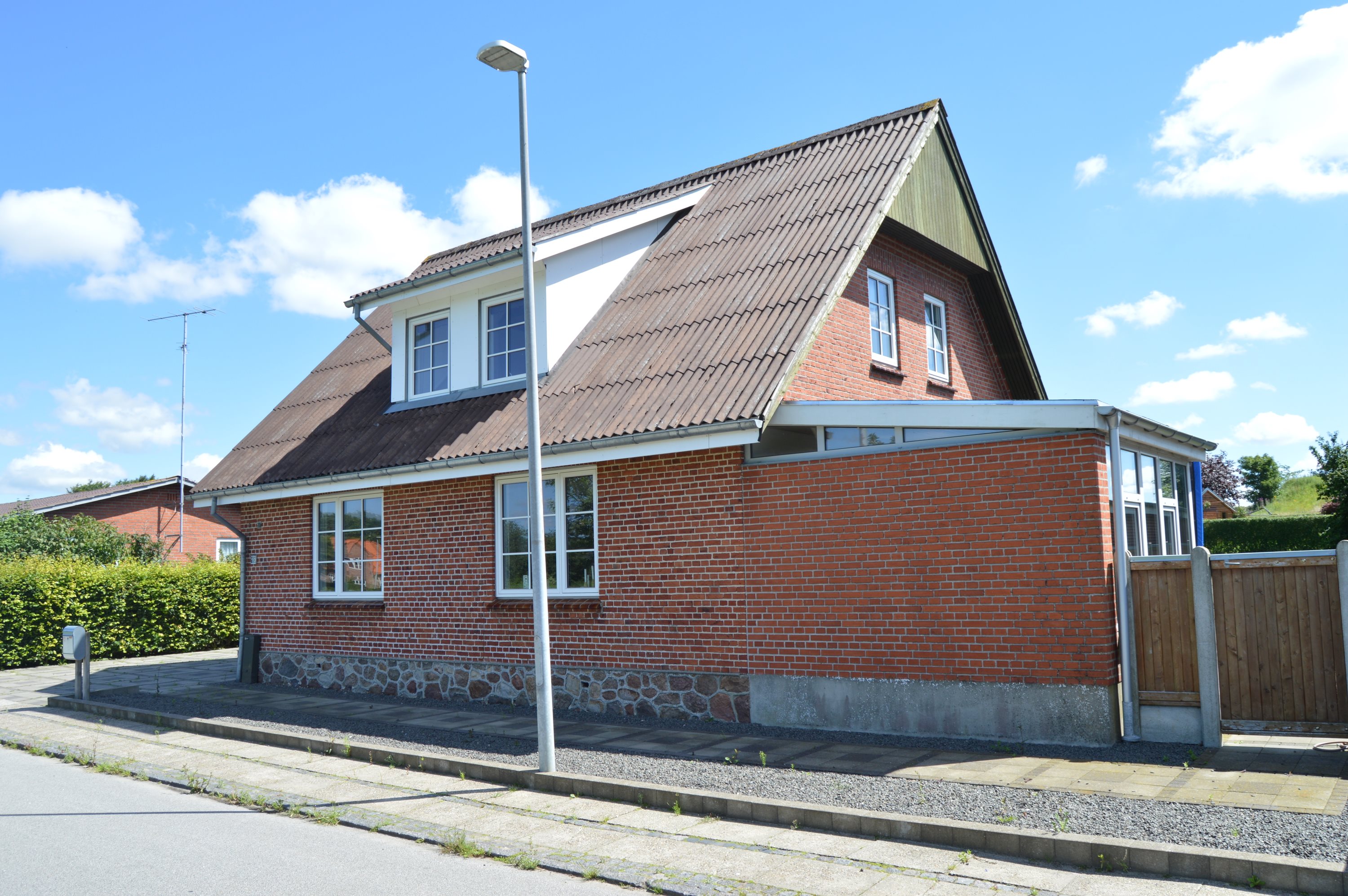 Fremhævet facade billede i fuldskærmstilstand. Billede af Sæddingvej 10, Rækker Mølle, 6900 Skjern