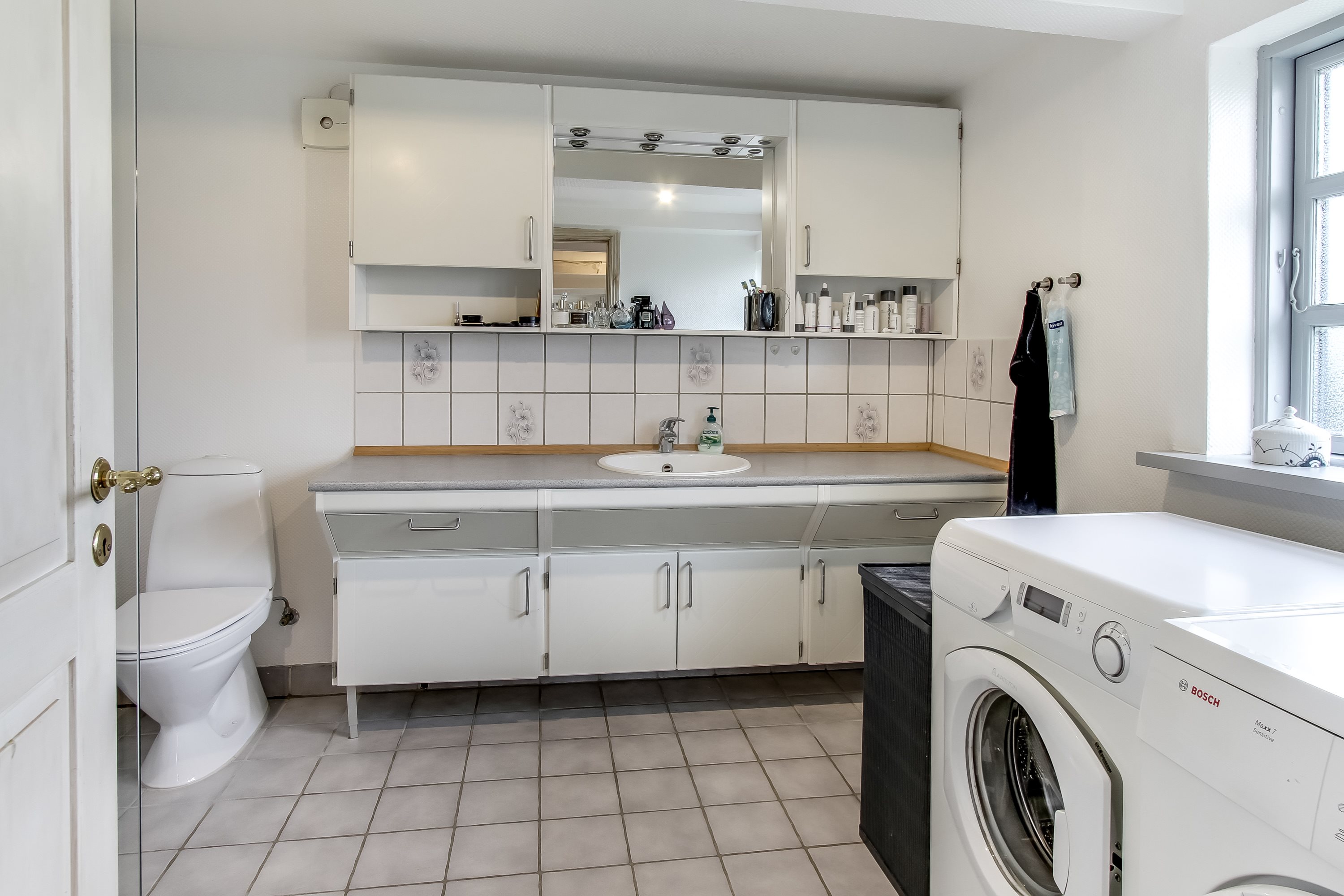 Fremhævet toilet billede i fuldskærmstilstand. Billede af Spentrupvej 19, Hald, 8983 Gjerlev J