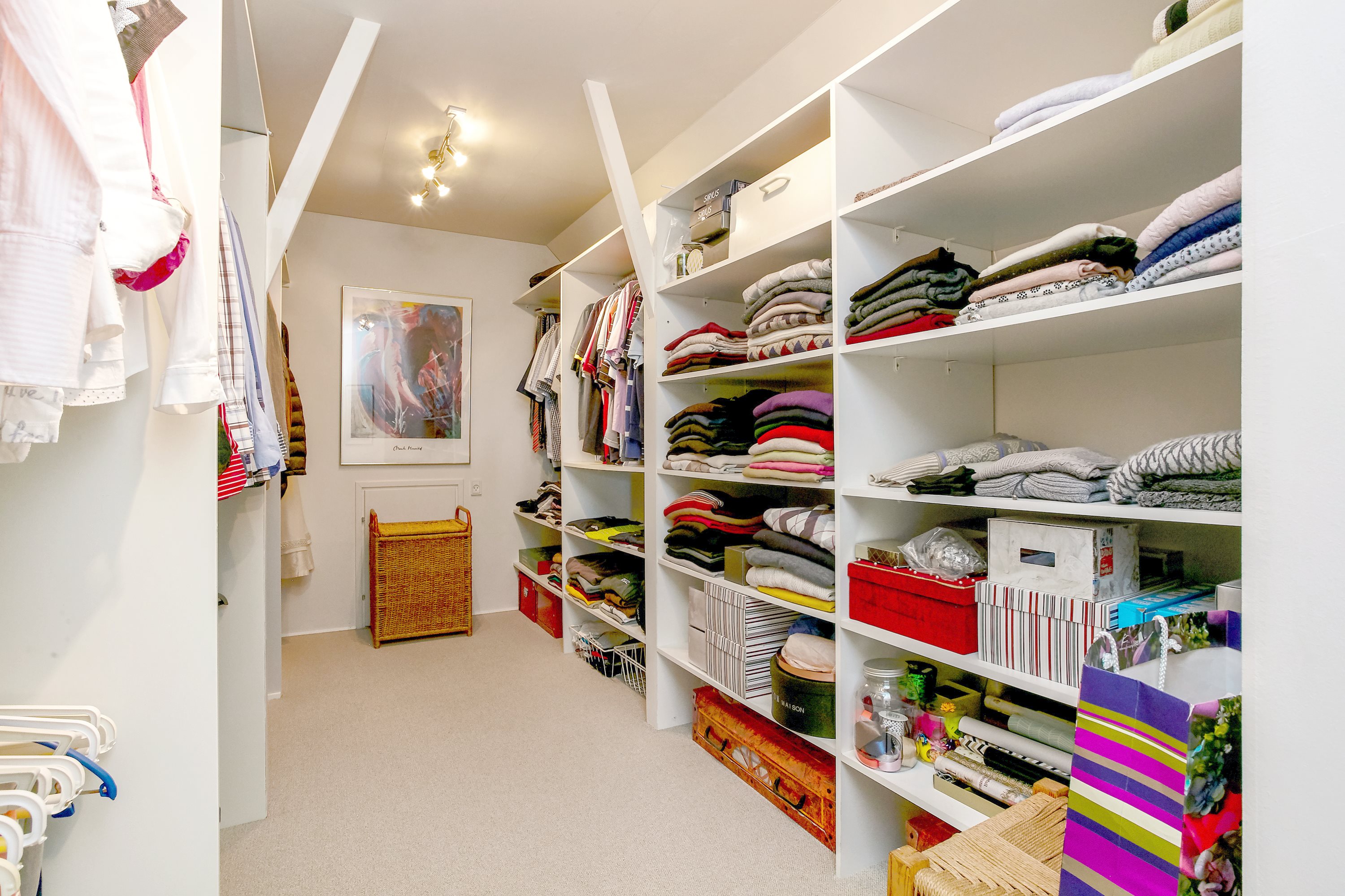 Fremhævet walkin closet billede i fuldskærmstilstand. Billede af Snaptunvej 33A, Snaptun, 7130 Juelsminde