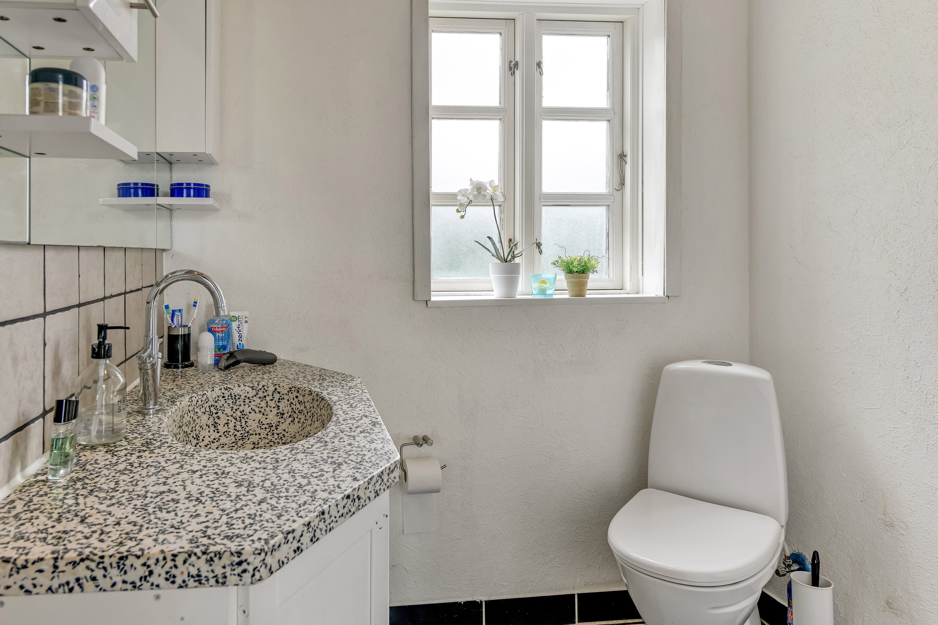 Fremhævet toilet billede i fuldskærmstilstand. Billede af Østergade 13, 6623 Vorbasse