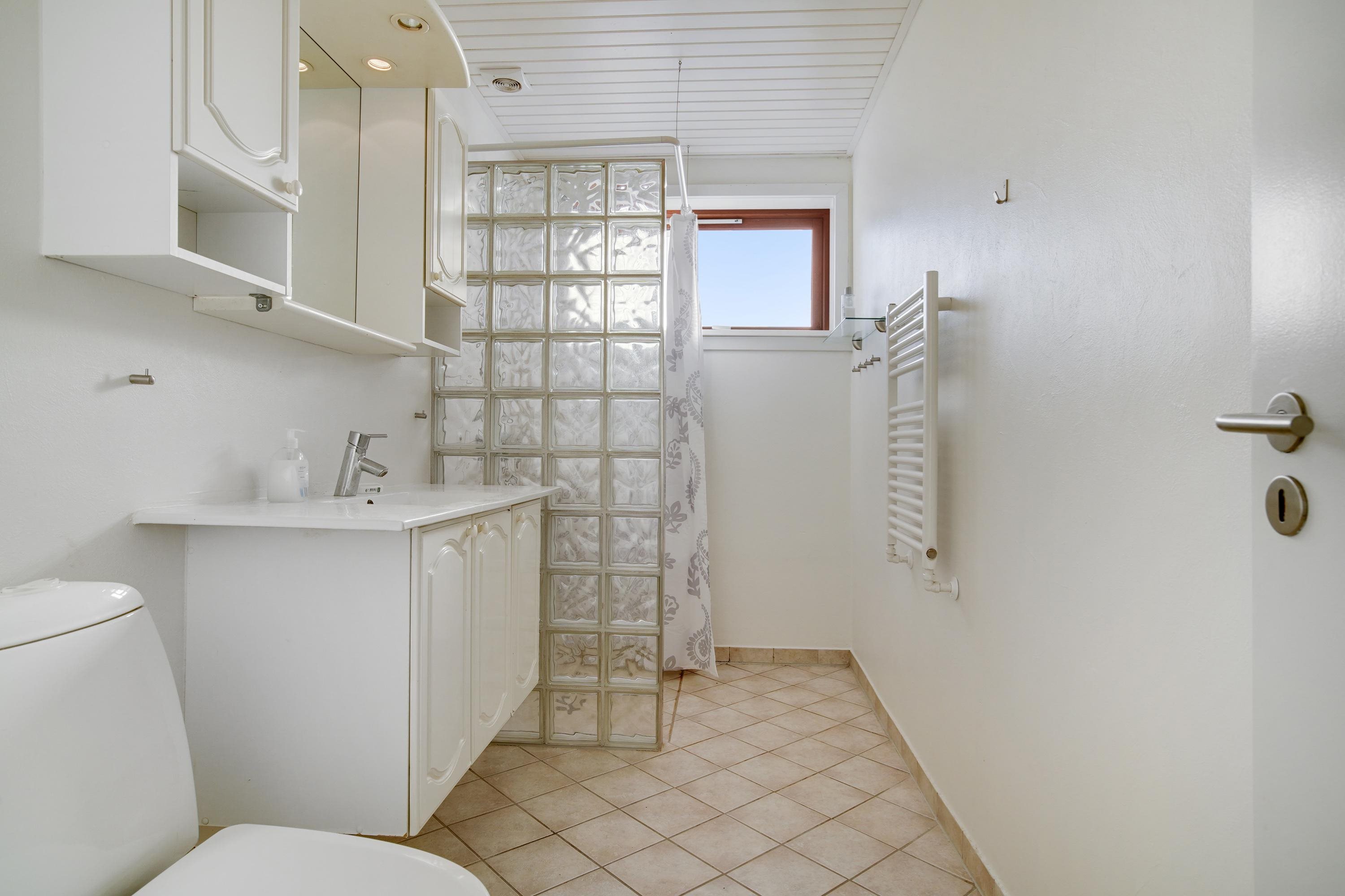 Fremhævet badeværelse billede i fuldskærmstilstand. Billede af Tørholmsvej 114, 9800 Hjørring