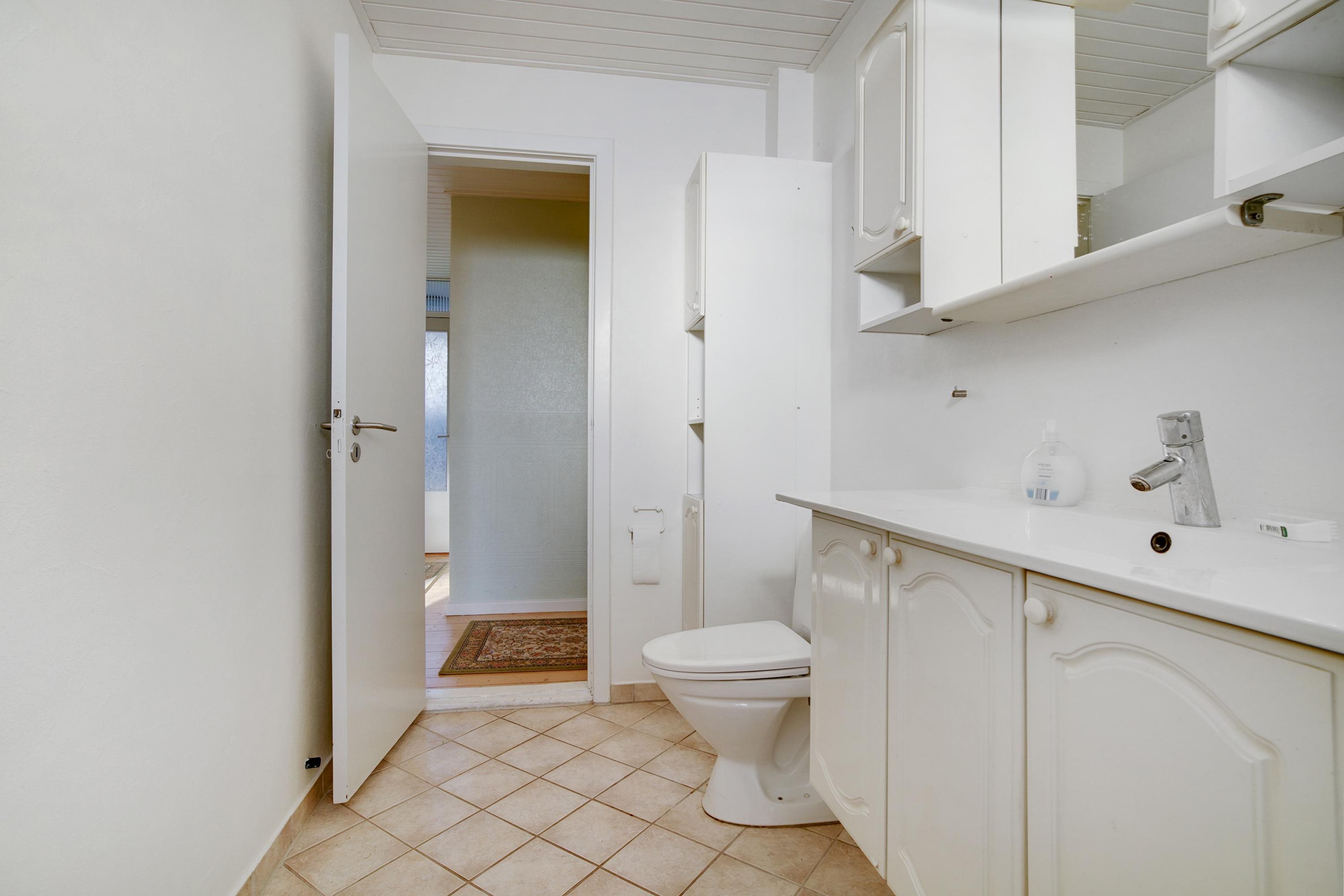 Fremhævet badeværelse billede i fuldskærmstilstand. Billede af Tørholmsvej 114, 9800 Hjørring