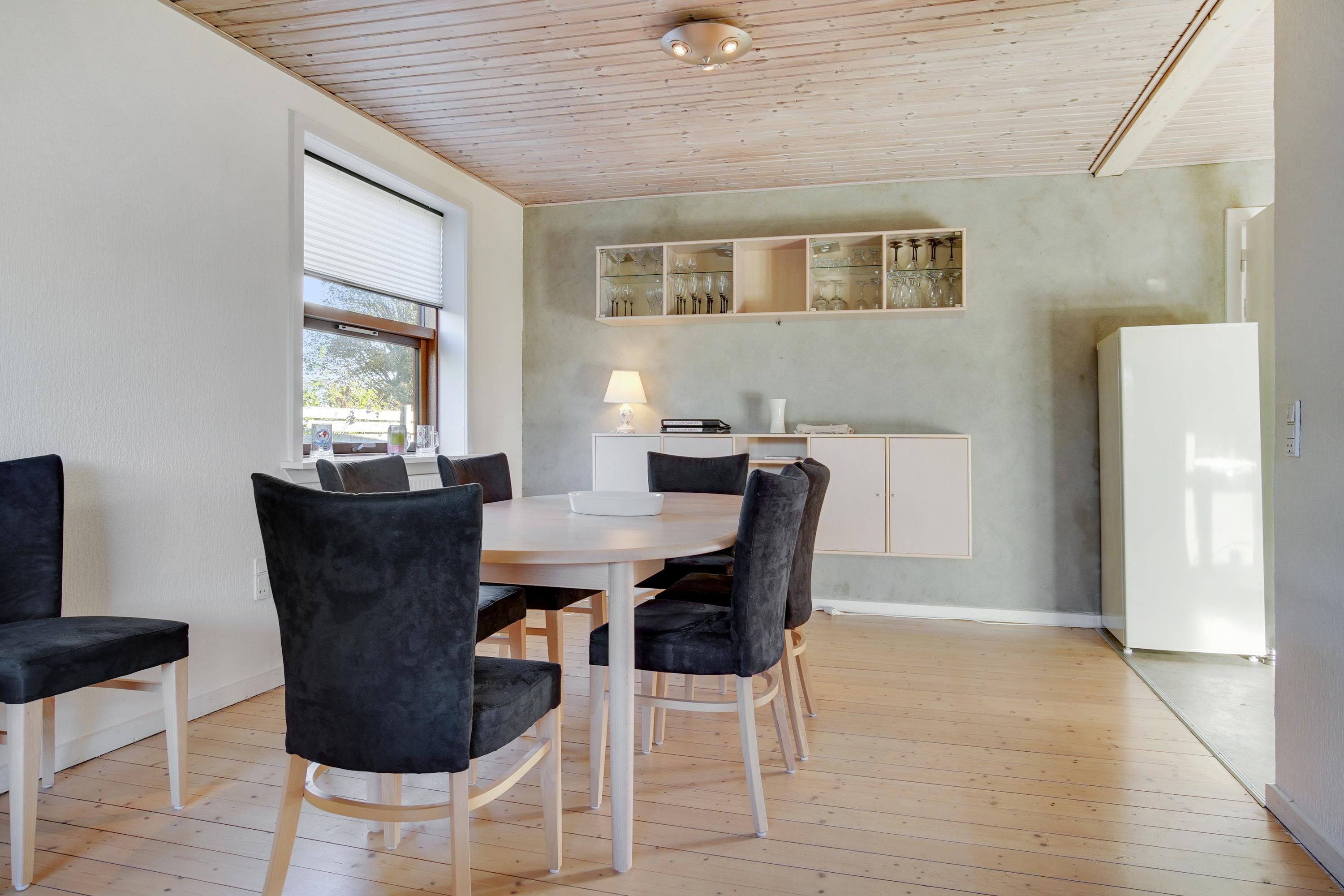 Fremhævet stue billede i fuldskærmstilstand. Billede af Tørholmsvej 114, 9800 Hjørring