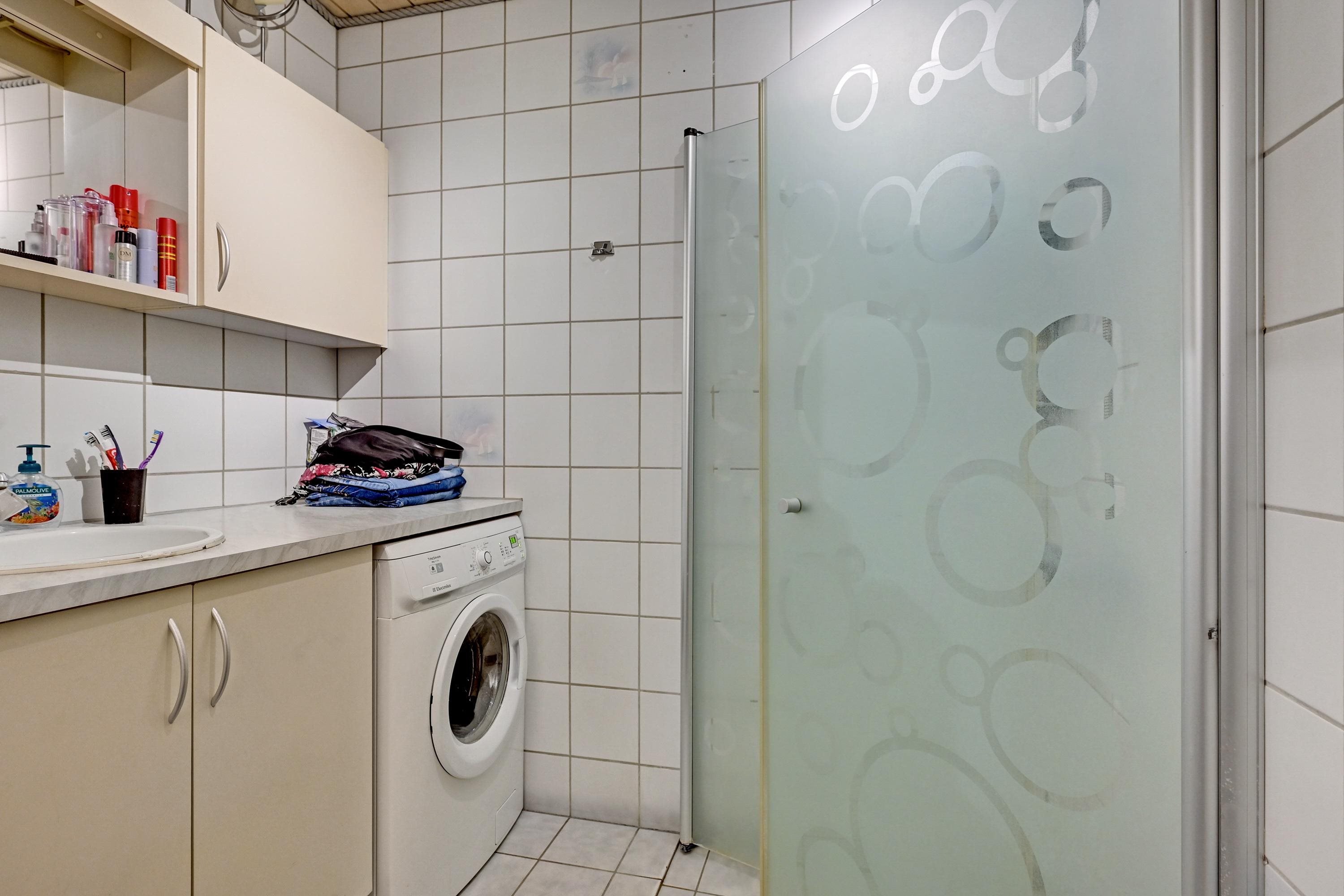 Fremhævet badeværelse billede i fuldskærmstilstand. Billede af Hagenstrupparken 33B, 8860 Ulstrup