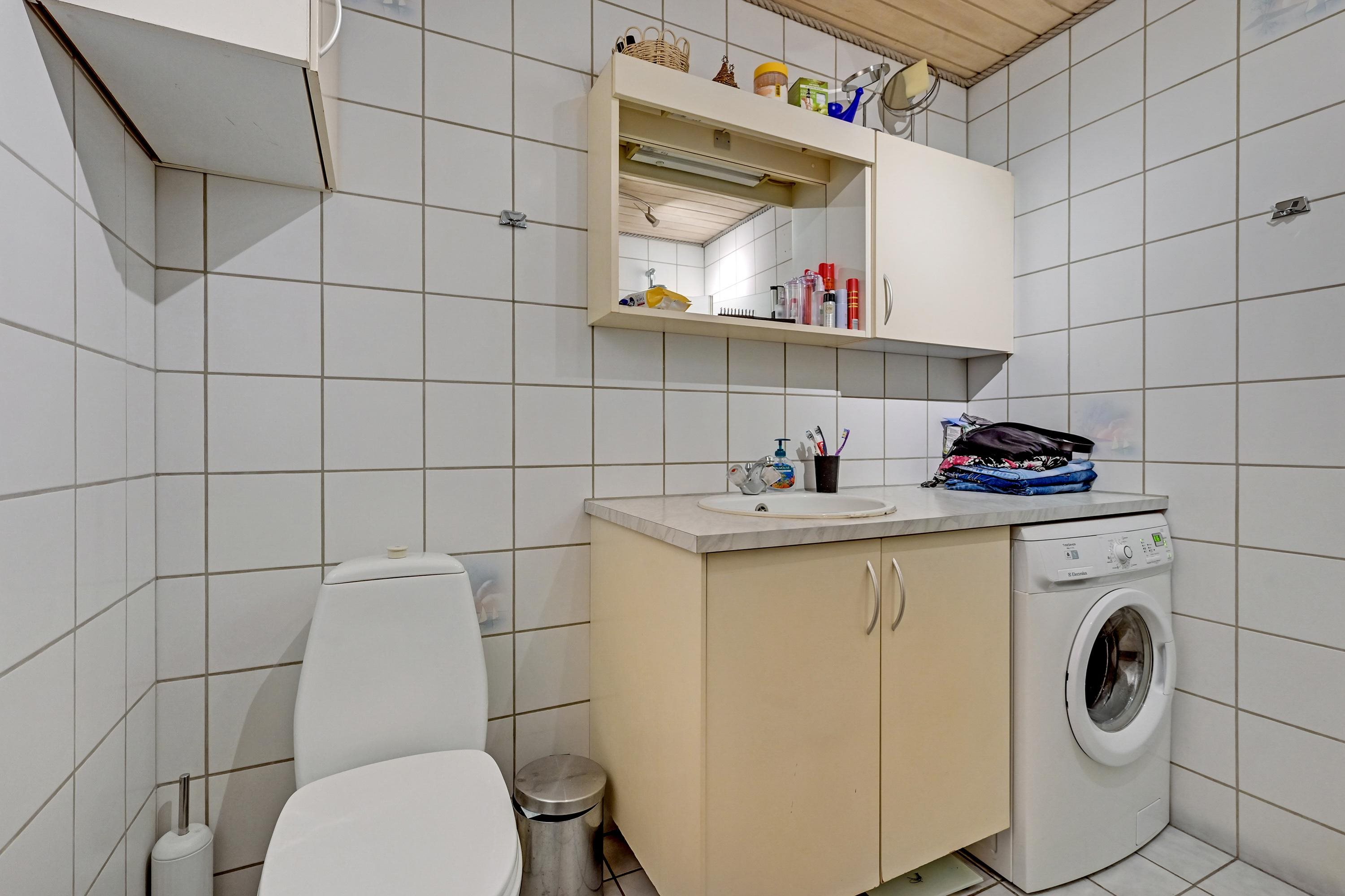 Fremhævet badeværelse billede i fuldskærmstilstand. Billede af Hagenstrupparken 33B, 8860 Ulstrup