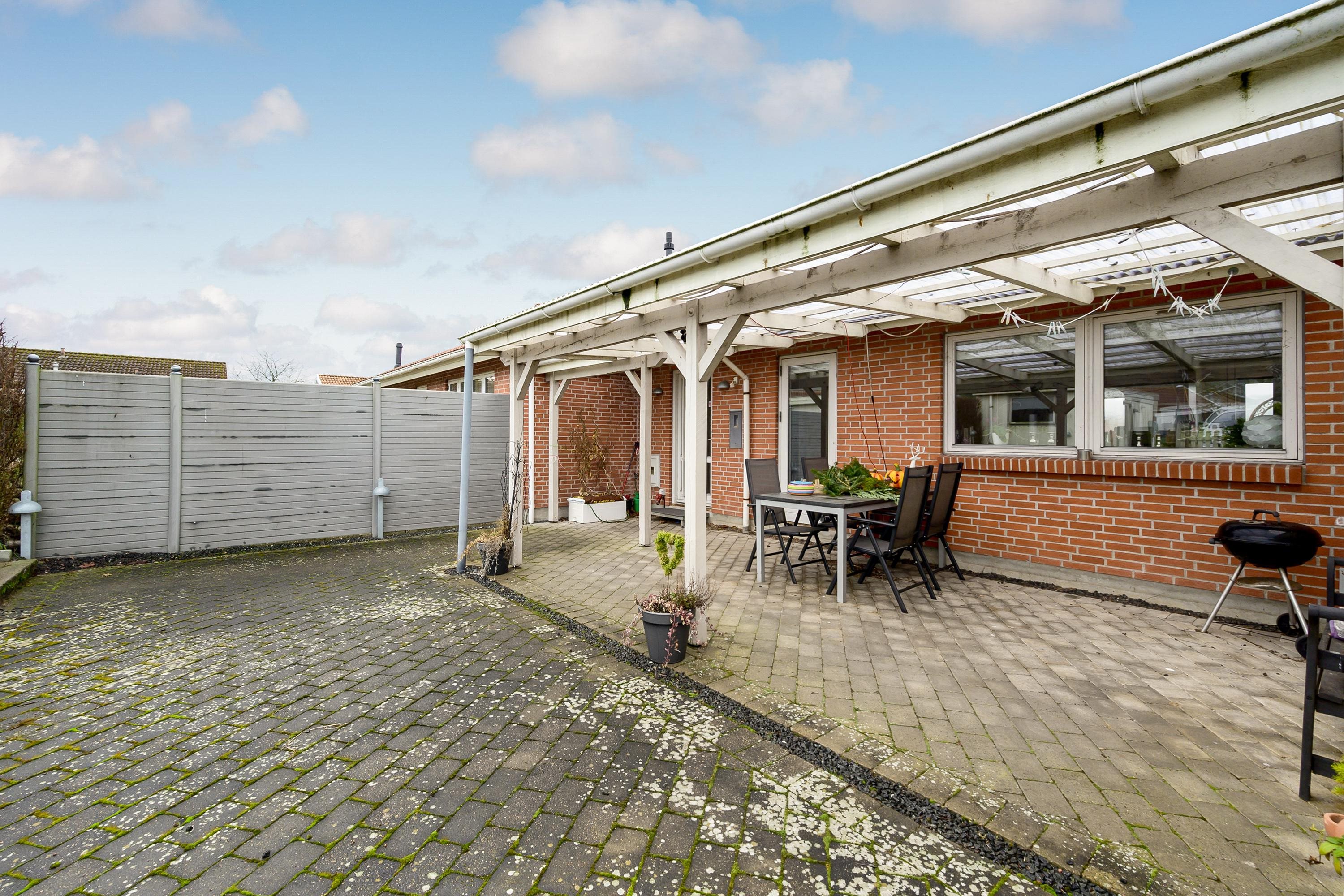 Fremhævet overdækket terrasse billede i fuldskærmstilstand. Billede af Hagenstrupparken 33B, 8860 Ulstrup