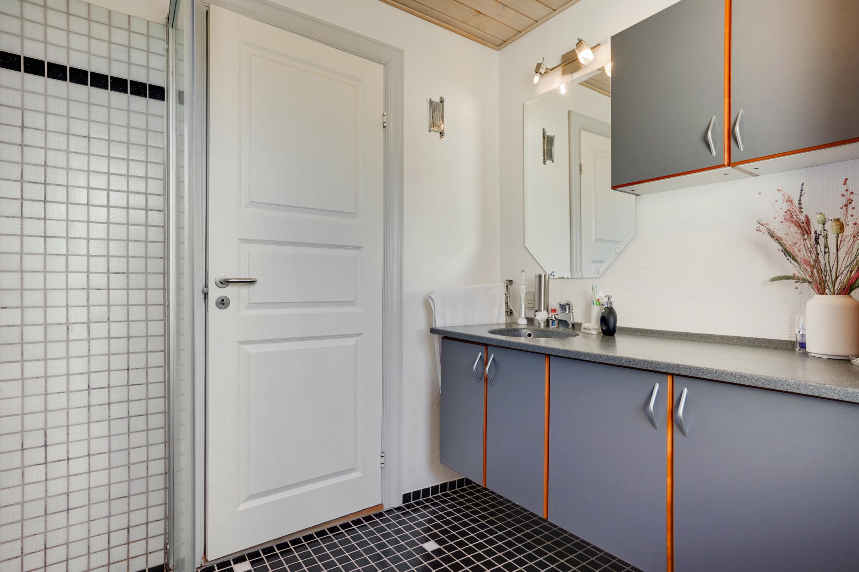 Fremhævet badeværelse billede i fuldskærmstilstand. Billede af Kærsangervej 14, 8860 Ulstrup