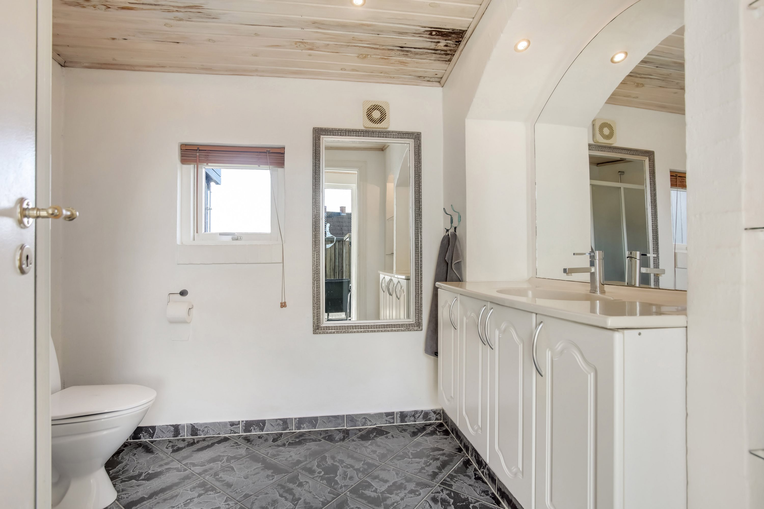 Fremhævet toilet billede i fuldskærmstilstand. Billede af Hårupgade 7, Hårup, 8740 Brædstrup