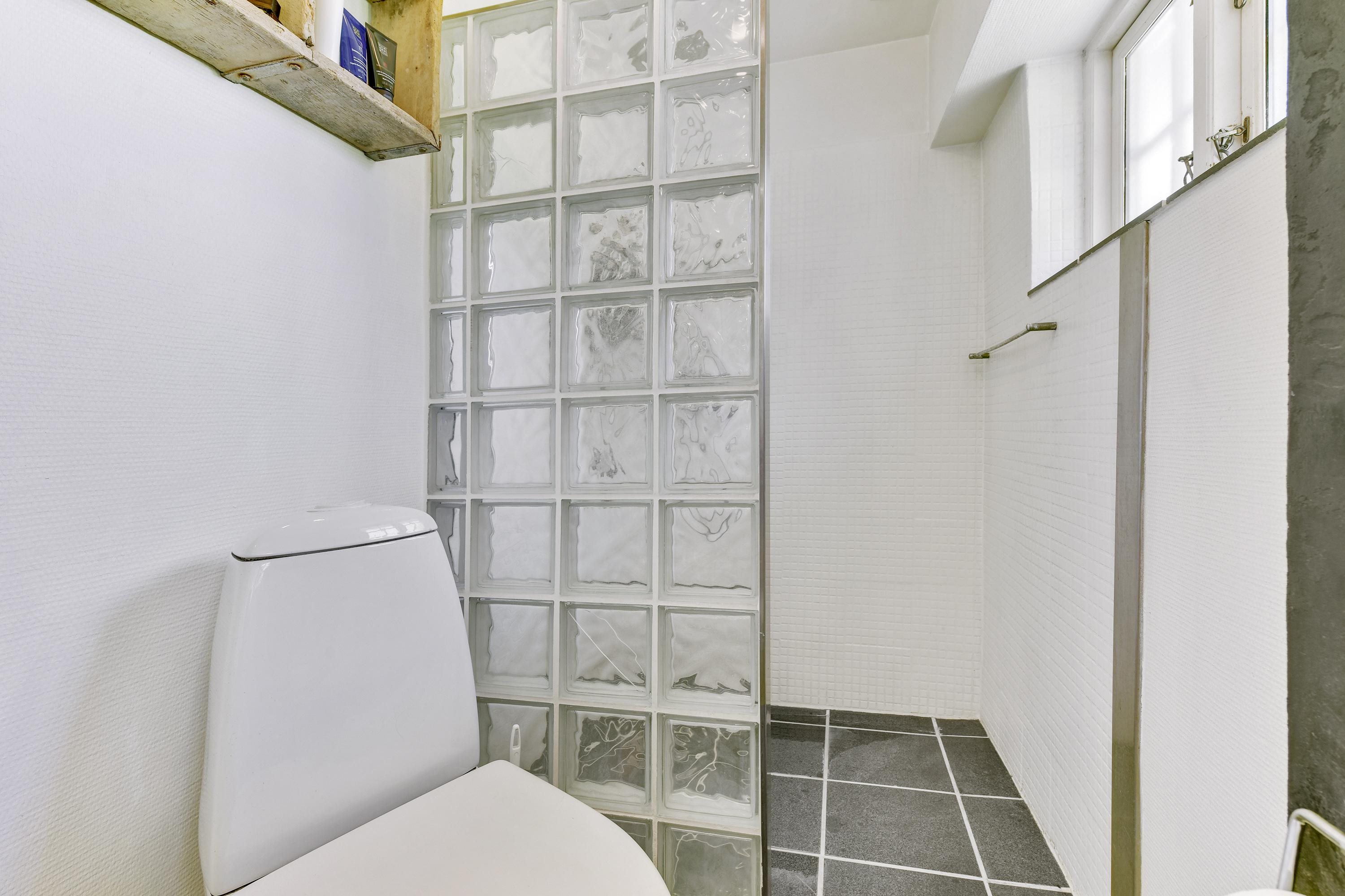 Fremhævet badeværelse billede i fuldskærmstilstand. Billede af Vilstrup Bysving 29, Sdr. Vilstrup, 6100 Haderslev