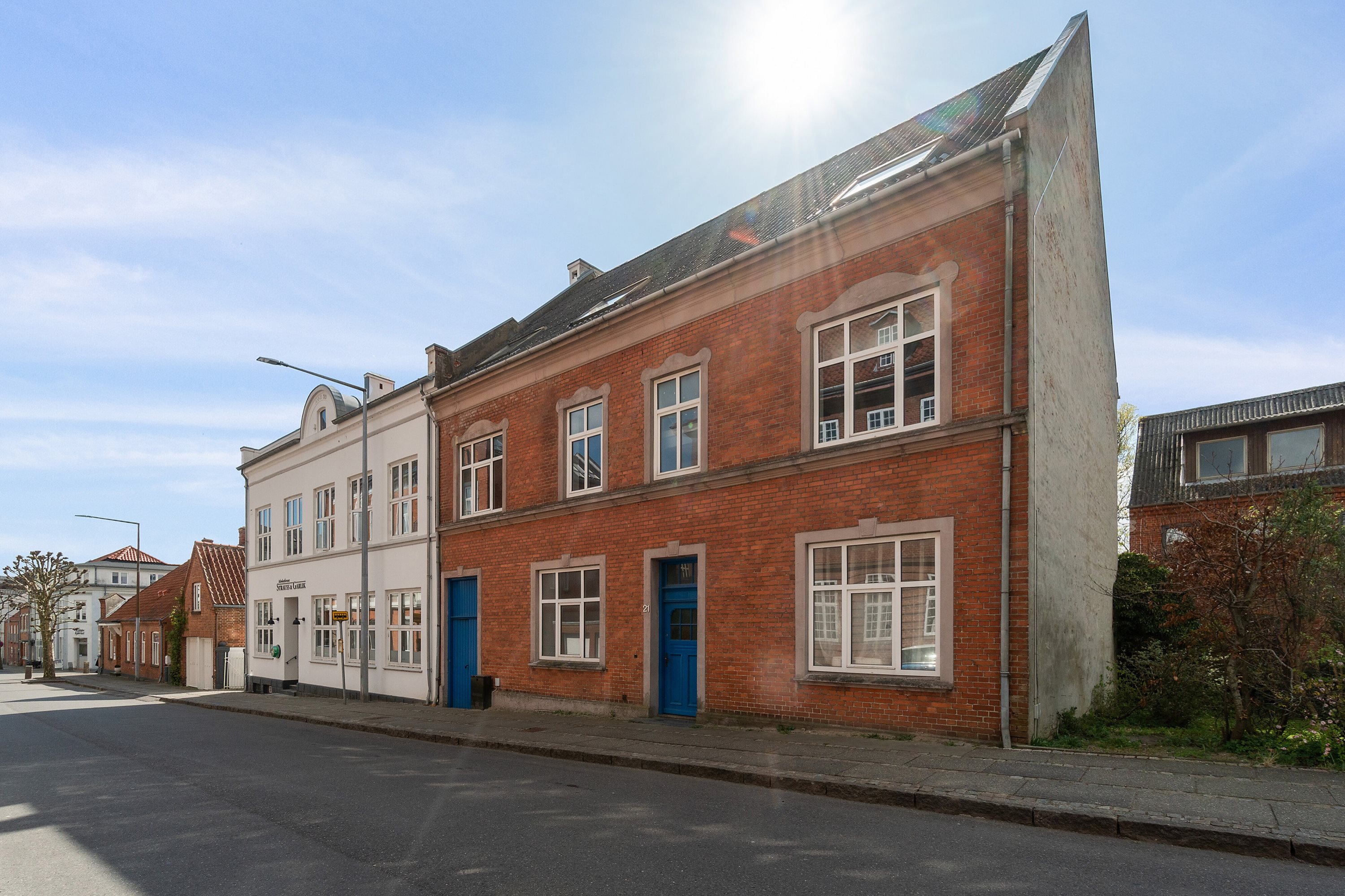 Miniaturebillede 1: set fra vejen. Billede af Holsteinsgade 21, st.. tv., 8300 Odder