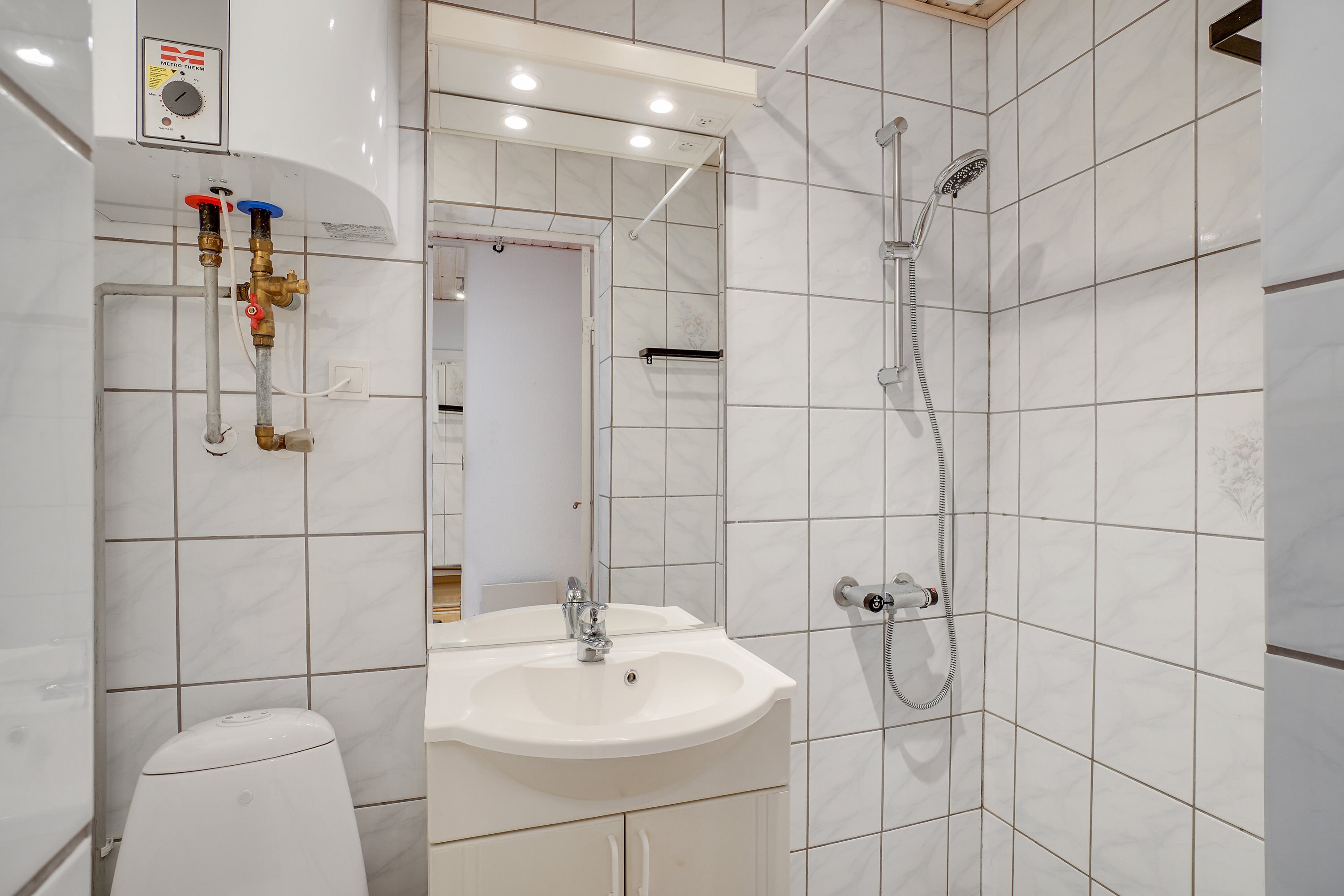 Fremhævet badeværelse billede i fuldskærmstilstand. Billede af Holsteinsgade 21, st.. tv., 8300 Odder