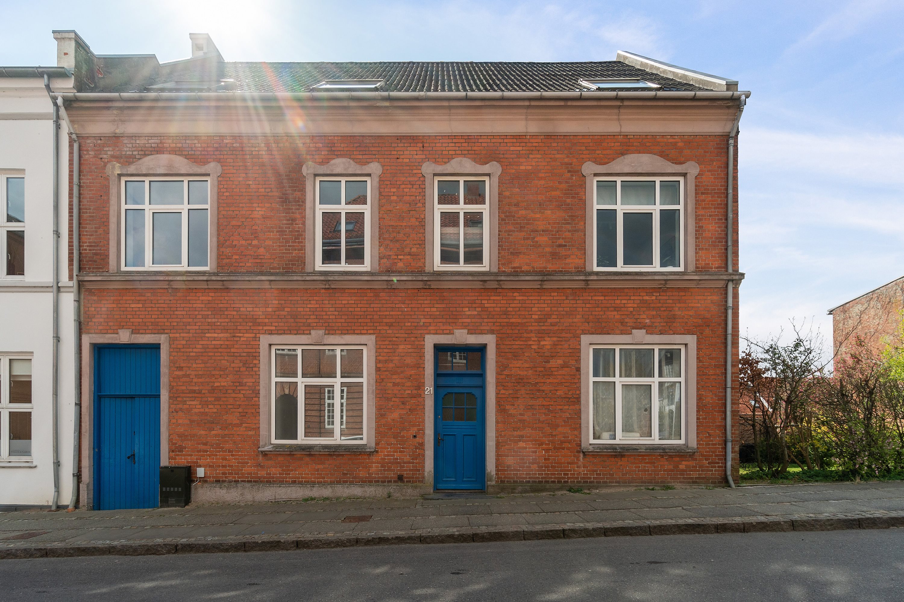 Fremhævet set fra vejen billede i fuldskærmstilstand. Billede af Holsteinsgade 21, st.. tv., 8300 Odder