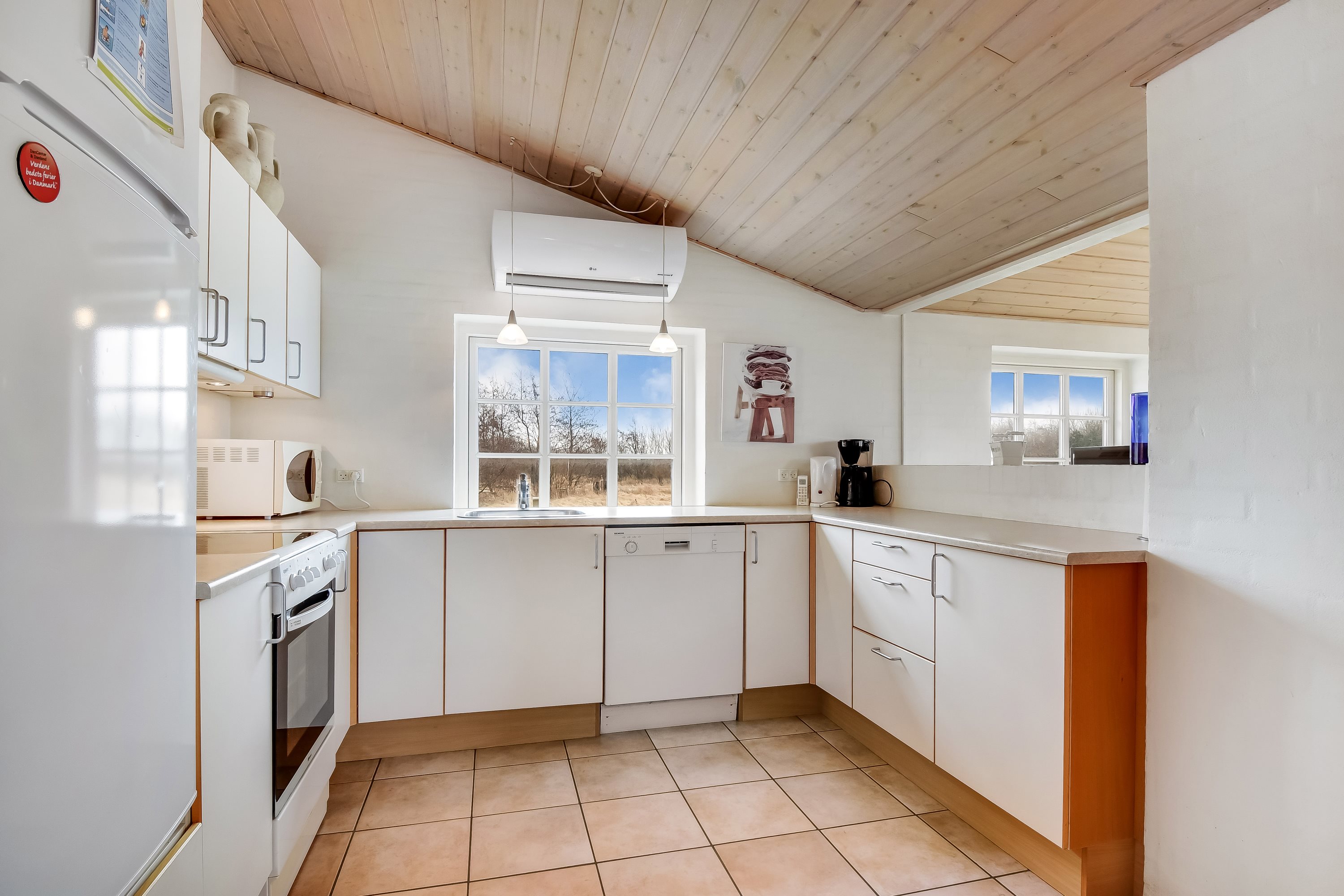 Fremhævet køkken billede i fuldskærmstilstand. Billede af Øvej 13, Husby Strandenge, 6990 Ulfborg