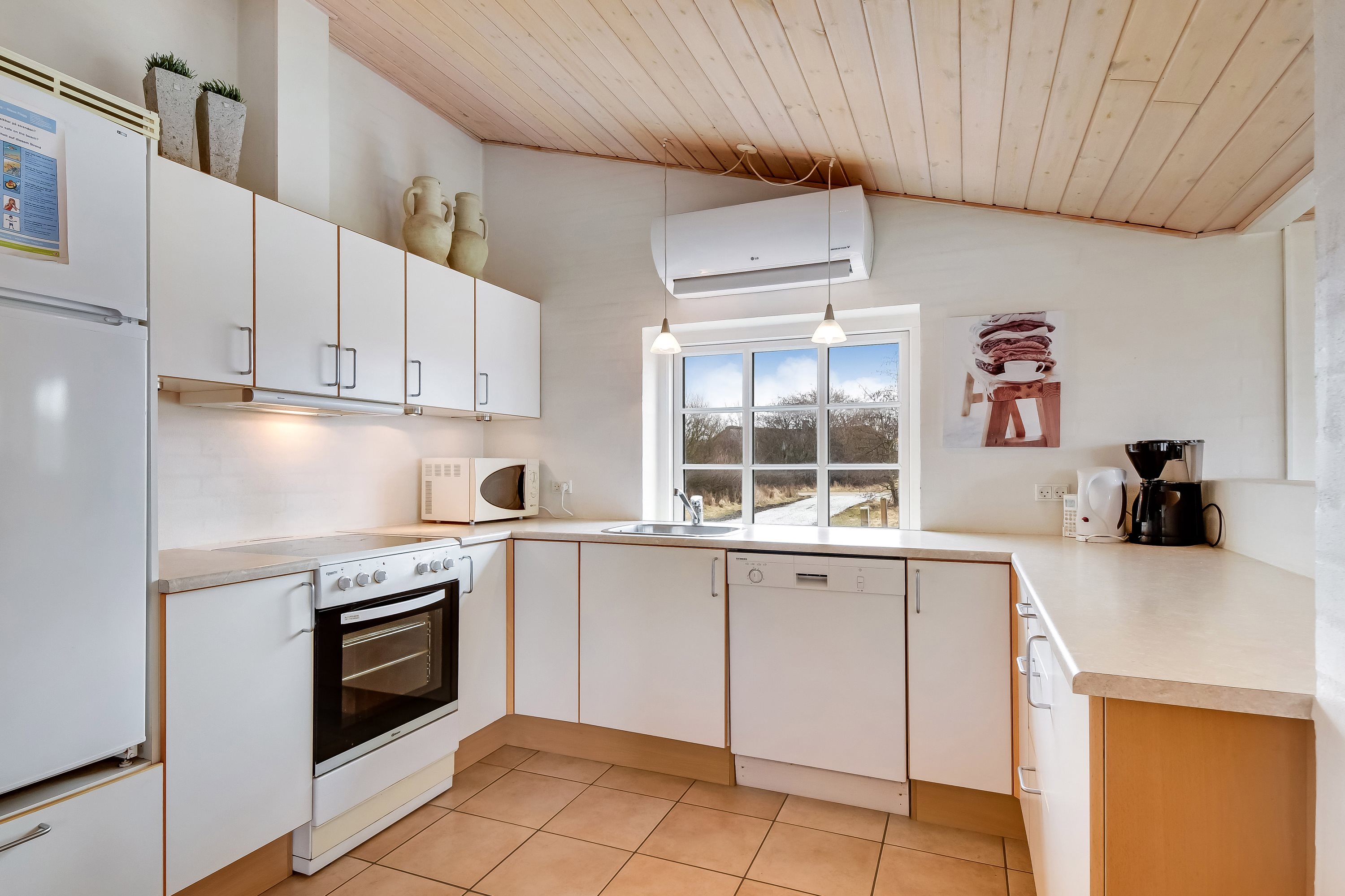 Fremhævet køkken billede i fuldskærmstilstand. Billede af Øvej 13, Husby Strandenge, 6990 Ulfborg