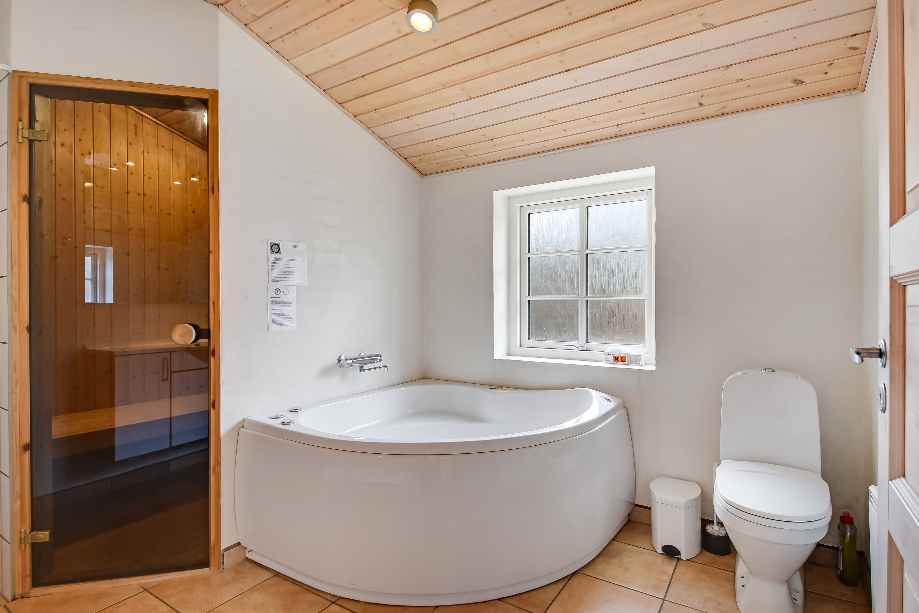 Fremhævet badeværelse billede i fuldskærmstilstand. Billede af Øvej 13, Husby Strandenge, 6990 Ulfborg