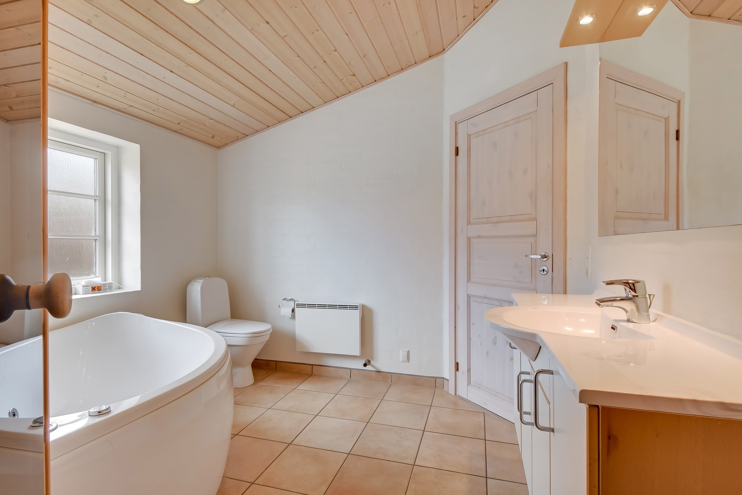 Fremhævet badeværelse billede i fuldskærmstilstand. Billede af Øvej 13, Husby Strandenge, 6990 Ulfborg