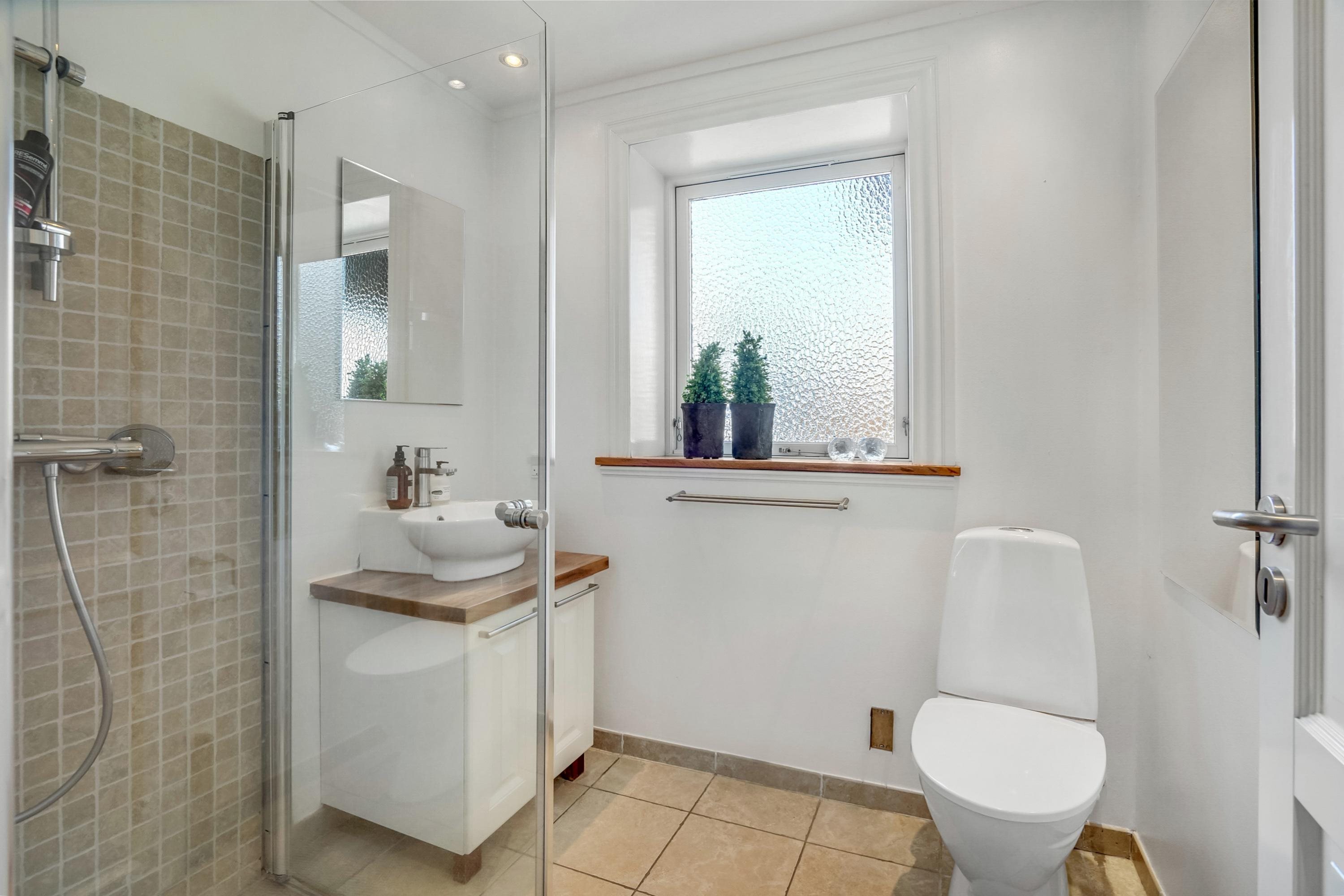 Fremhævet badeværelse billede i fuldskærmstilstand. Billede af Elleholmvej 15B, Ravnebjerg, 5250 Odense SV